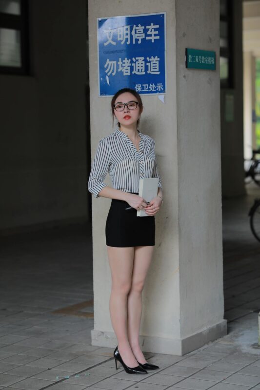 精选魔镜街拍 NO.022 至服包臀裙小解解3 走廊 [99P]-草丛看图