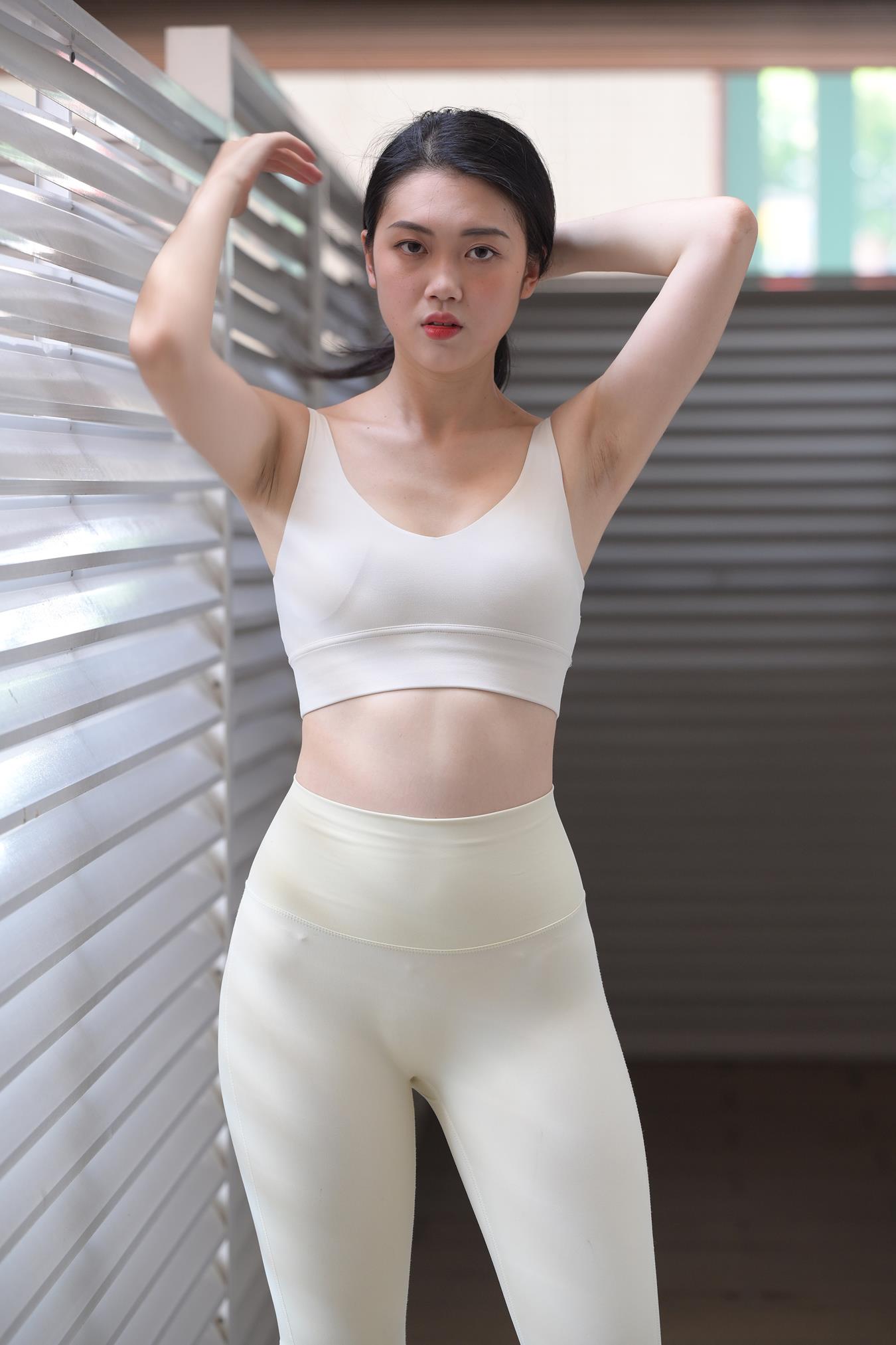 图片[1]-精选唯美街拍 NO.1287 魂魂摄影作品 浅黄瑜伽裤美女[92P]-草丛看图