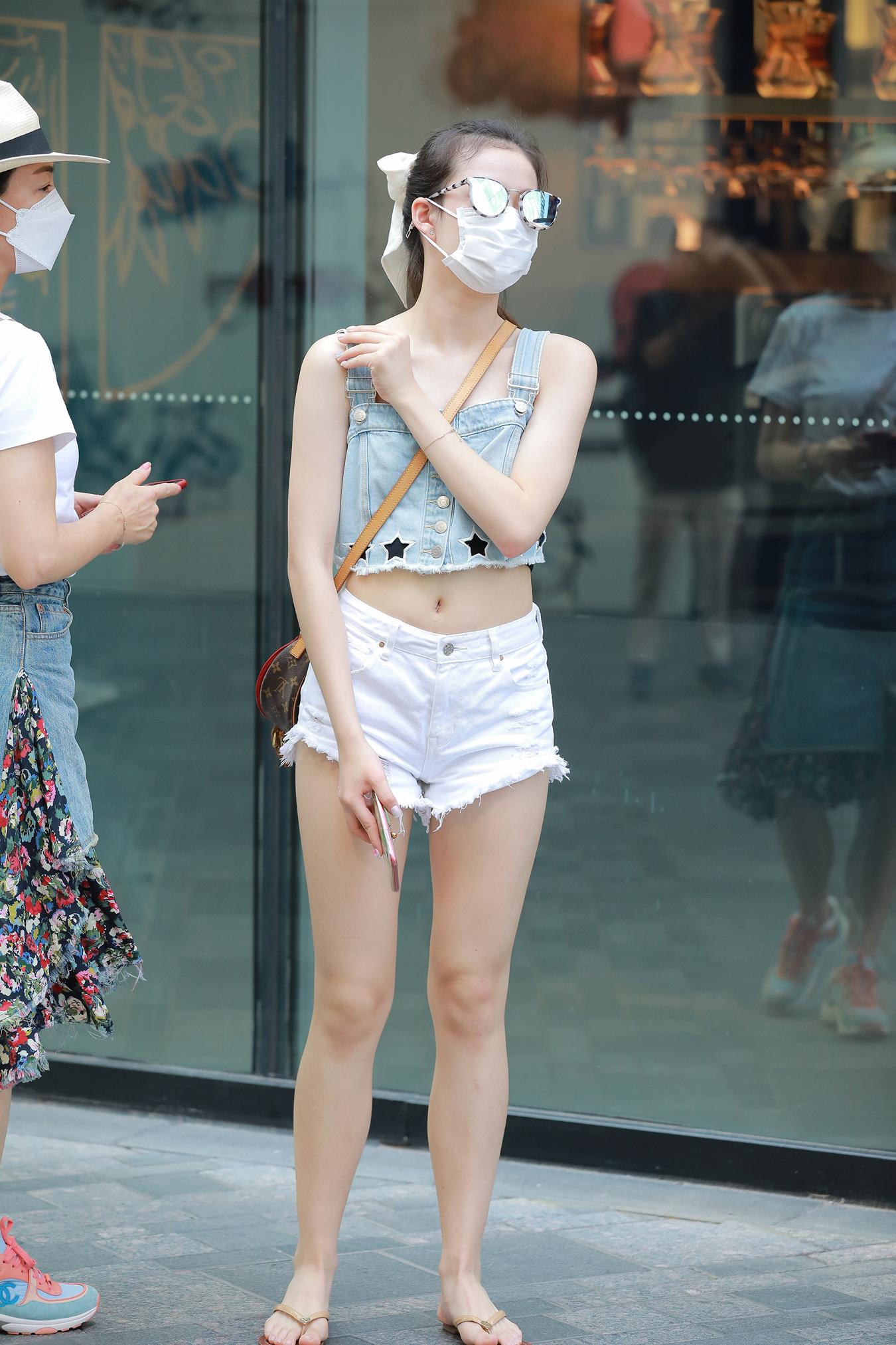 图片[6]-精选唯美街拍 NO.1226 玻璃街拍作品 – 热裤YY清纯小妹 （1）[84P]-草丛看图