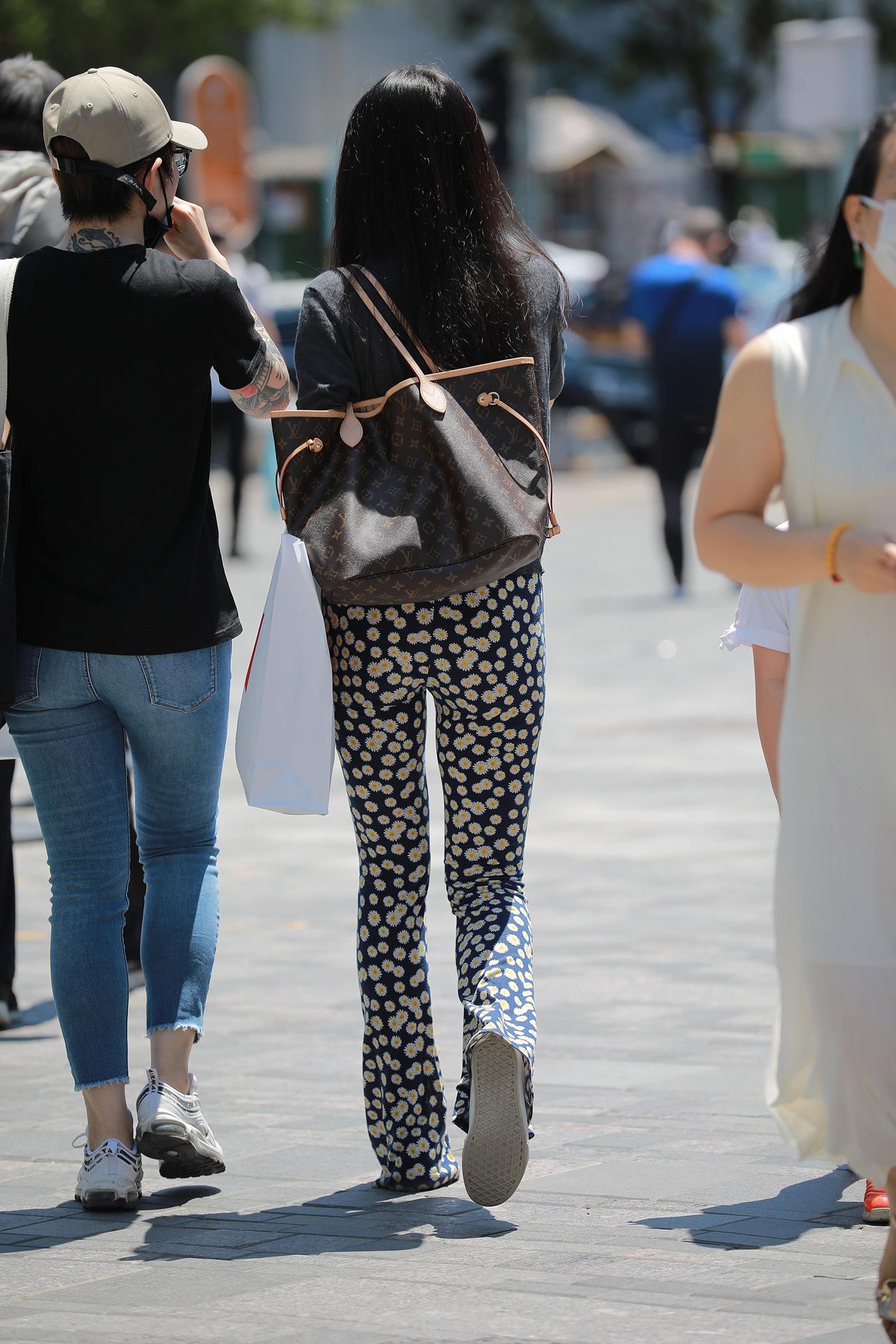 图片[3]-精选唯美街拍 NO.1221 玻璃街拍作品 – 仅身裤职场小解解[83P]-草丛看图