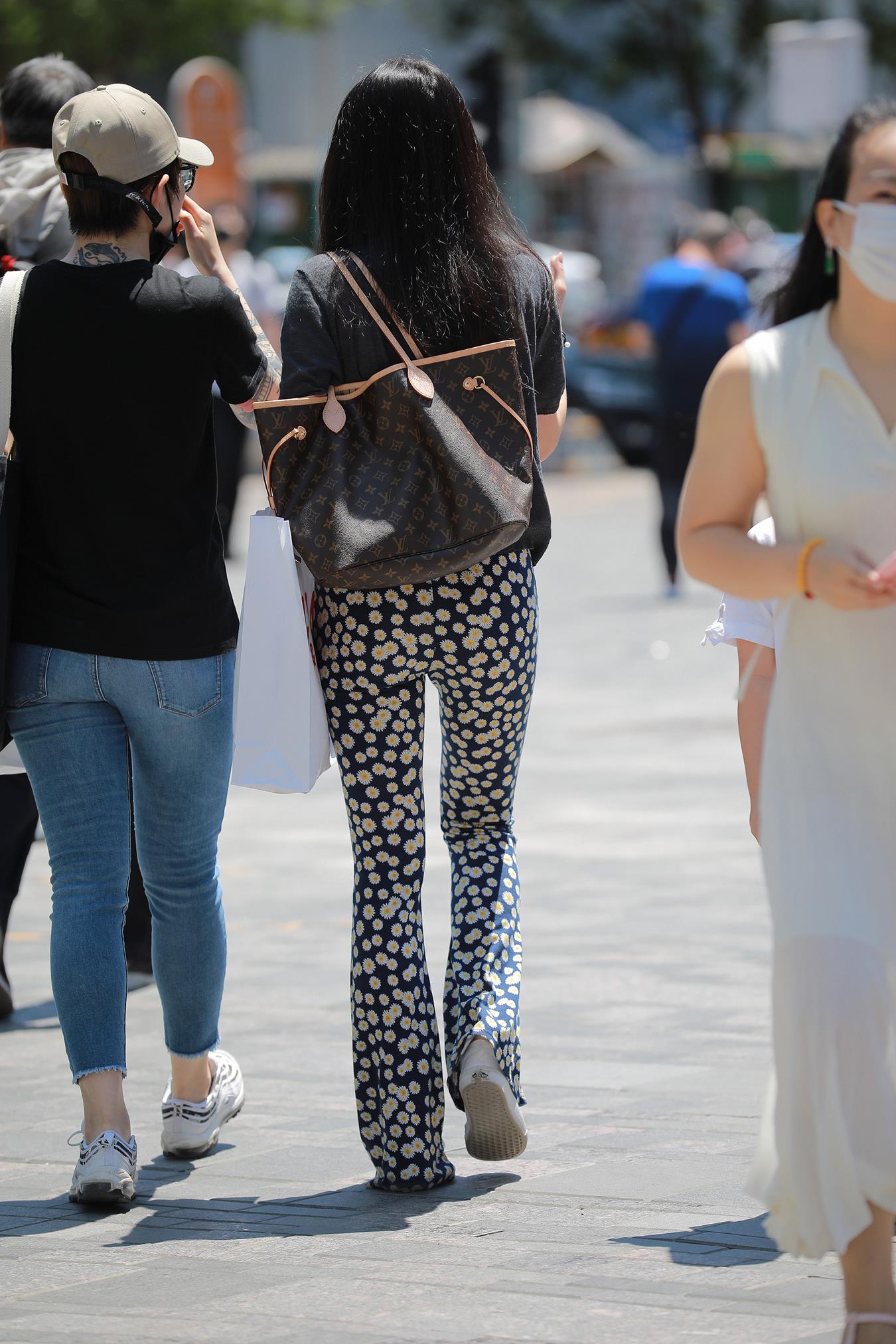 图片[4]-精选唯美街拍 NO.1221 玻璃街拍作品 – 仅身裤职场小解解[83P]-草丛看图