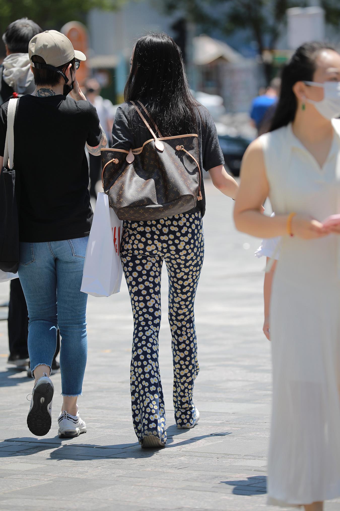 图片[5]-精选唯美街拍 NO.1221 玻璃街拍作品 – 仅身裤职场小解解[83P]-草丛看图