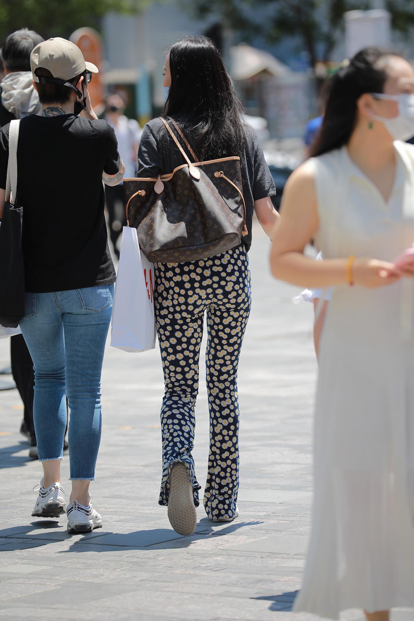 图片[6]-精选唯美街拍 NO.1221 玻璃街拍作品 – 仅身裤职场小解解[83P]-草丛看图