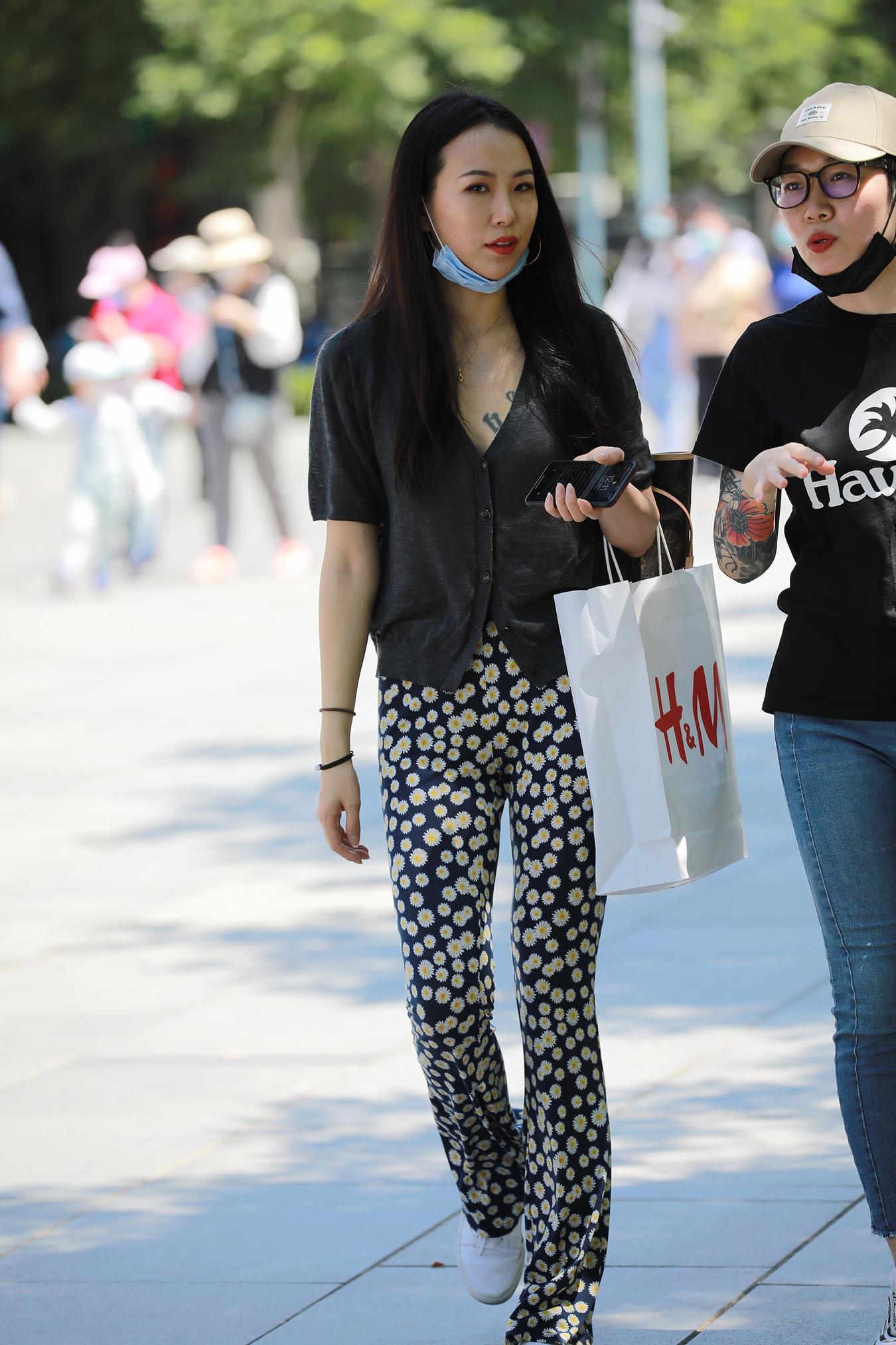 图片[7]-精选唯美街拍 NO.1221 玻璃街拍作品 – 仅身裤职场小解解[83P]-草丛看图