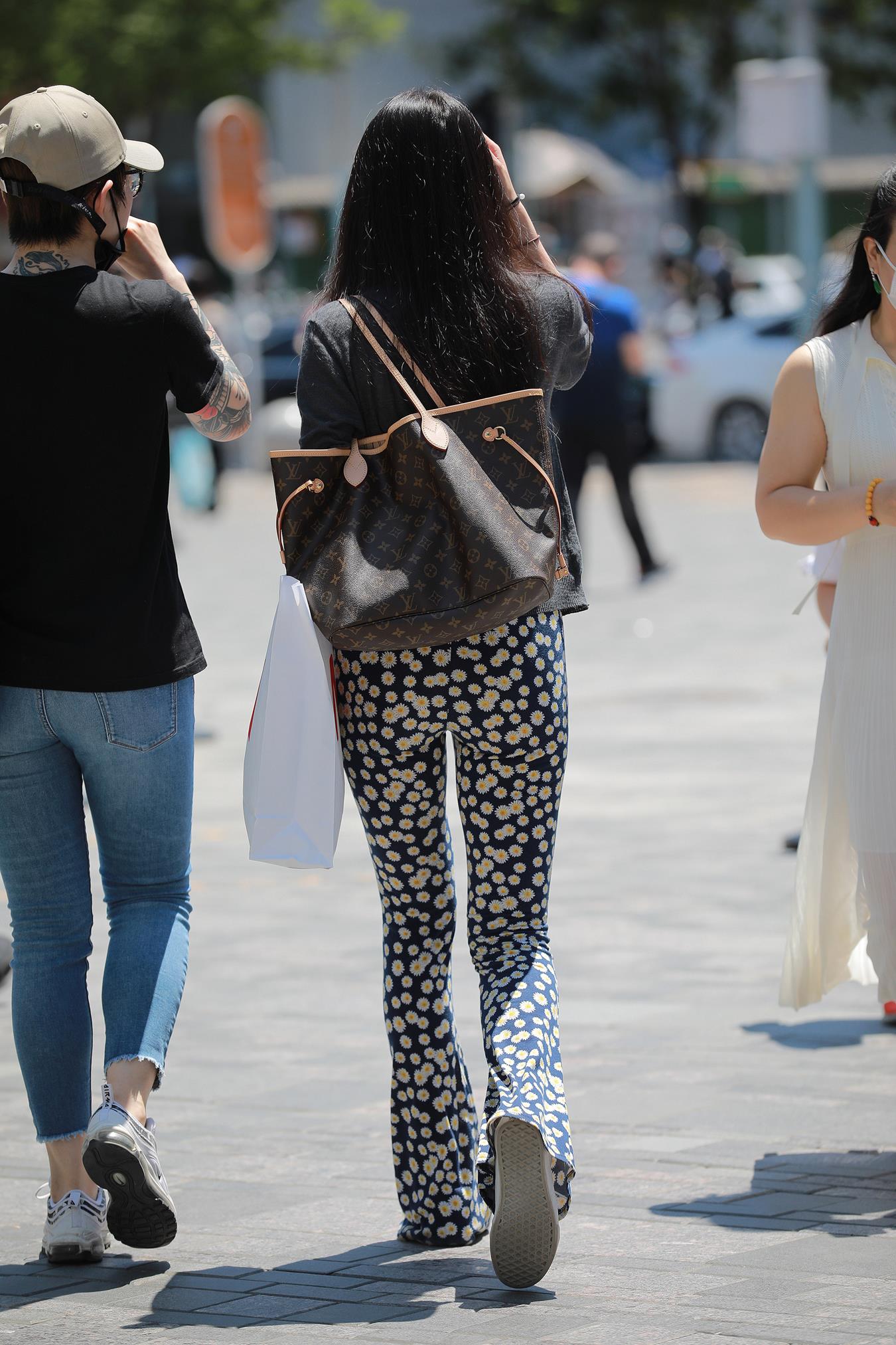 图片[1]-精选唯美街拍 NO.1221 玻璃街拍作品 – 仅身裤职场小解解[83P]-草丛看图