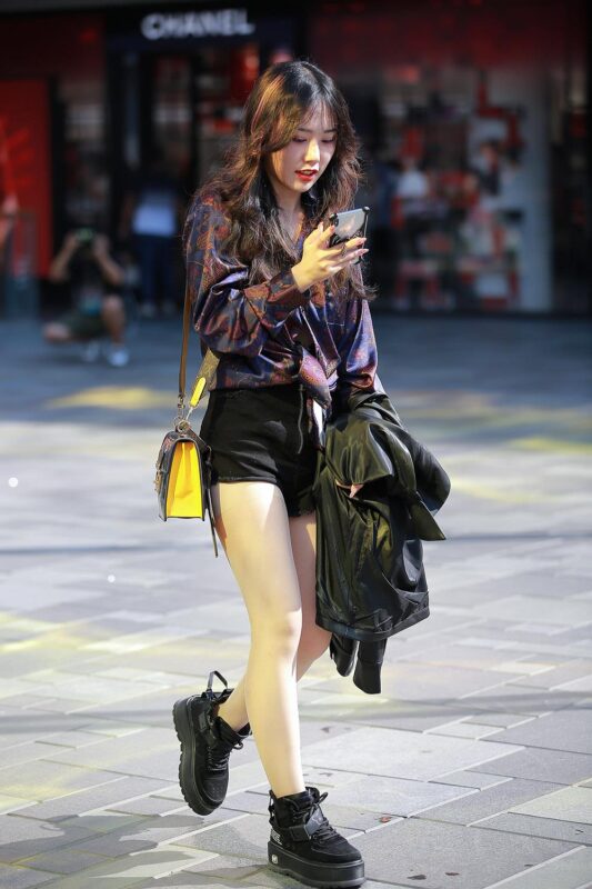 精选唯美街拍 NO.1239 四九城嘎子街拍作品 – 肉丝热裤小妹[50P]-草丛看图