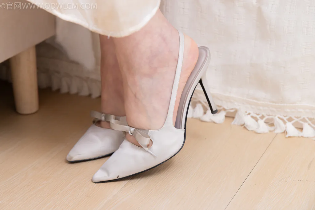 图片[4]-精选勿恋传媒 NO.2623 小暖-高跟鞋、白棉袜、裸足[162P]-草丛看图