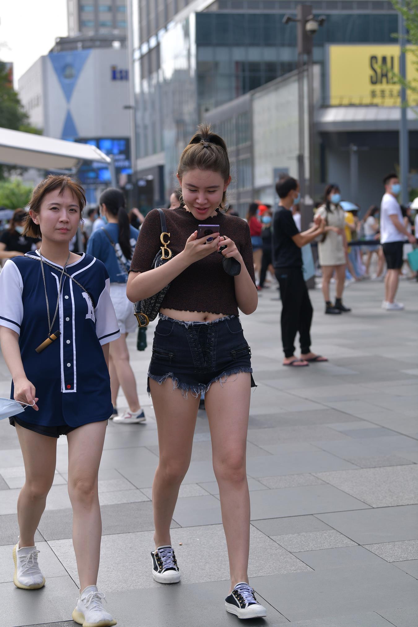 图片[5]-精选唯美街拍 NO.1281 视觉冲击街拍作品 – YY热裤[44P]-草丛看图