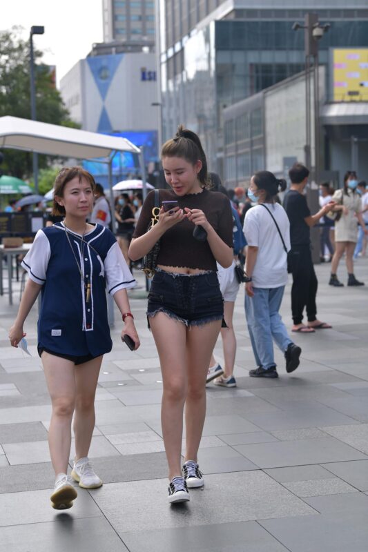 精选唯美街拍 NO.1281 视觉冲击街拍作品 – YY热裤[44P]-草丛看图