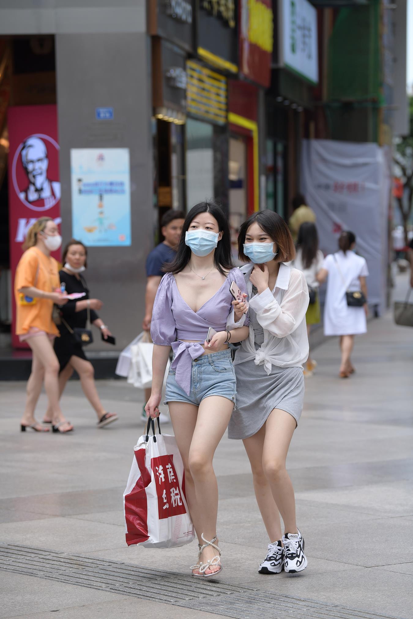 图片[5]-精选唯美街拍 NO.1276  视觉冲击街拍作品 – 单眼皮热裤女孩[34P]-草丛看图