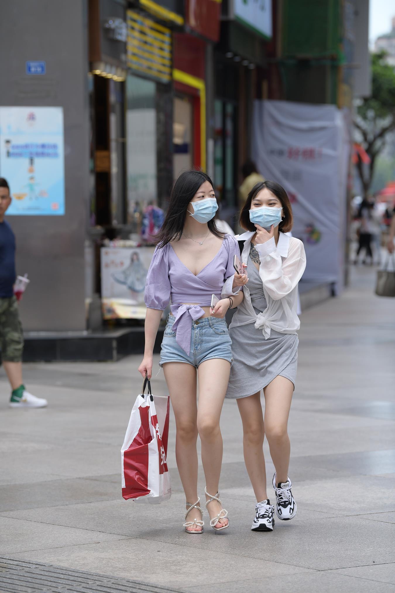 图片[1]-精选唯美街拍 NO.1276  视觉冲击街拍作品 – 单眼皮热裤女孩[34P]-草丛看图