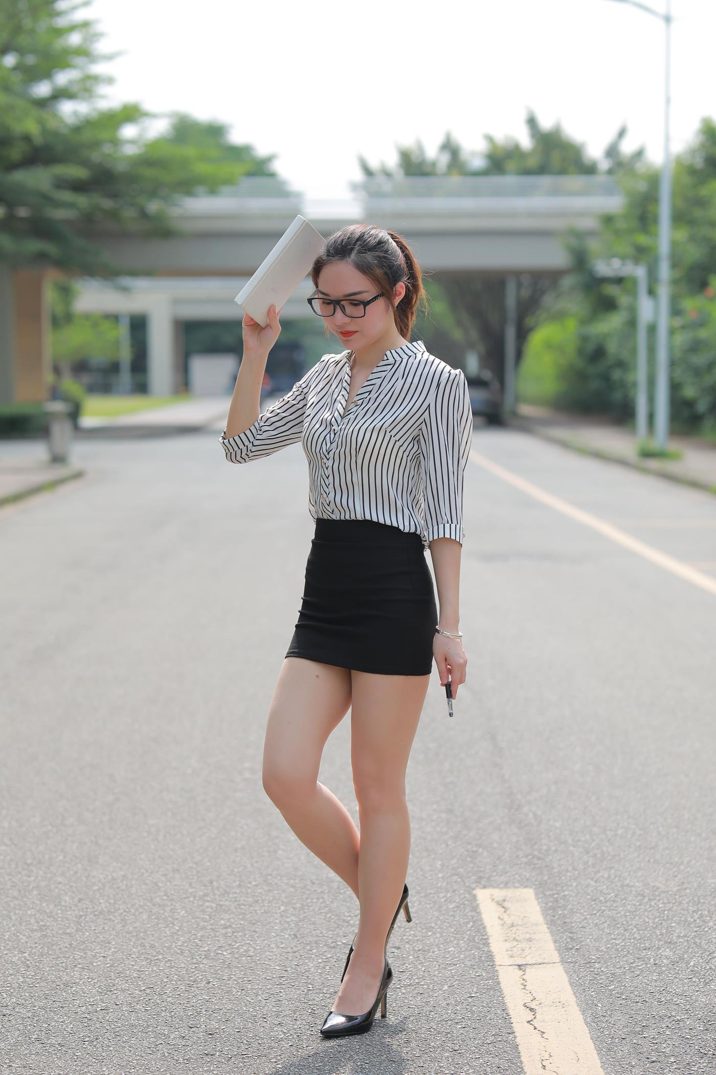 图片[3]-精选魔镜街拍 NO.020 至服包臀裙小解解1 户外 [94P]-草丛看图