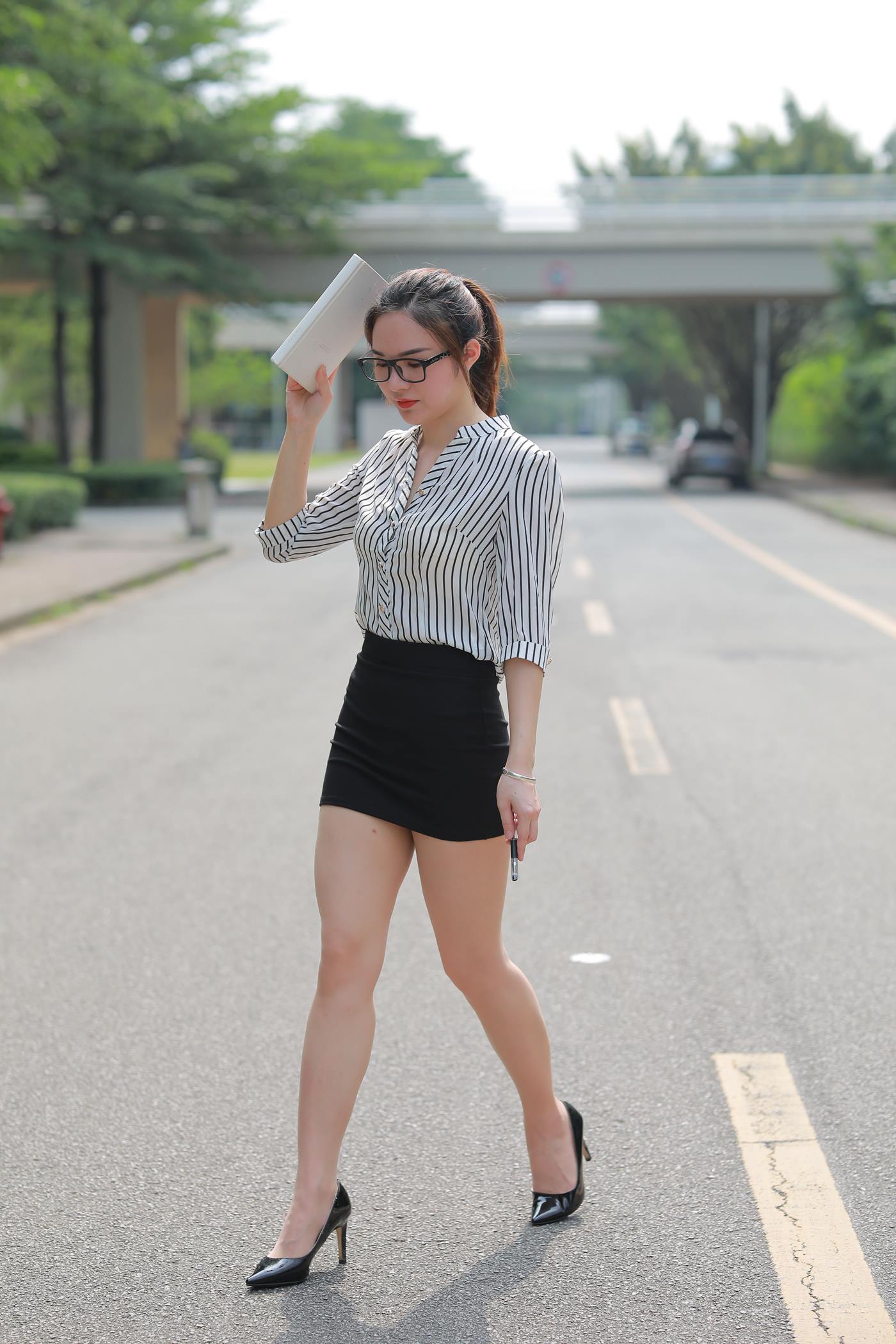 图片[4]-精选魔镜街拍 NO.020 至服包臀裙小解解1 户外 [94P]-草丛看图