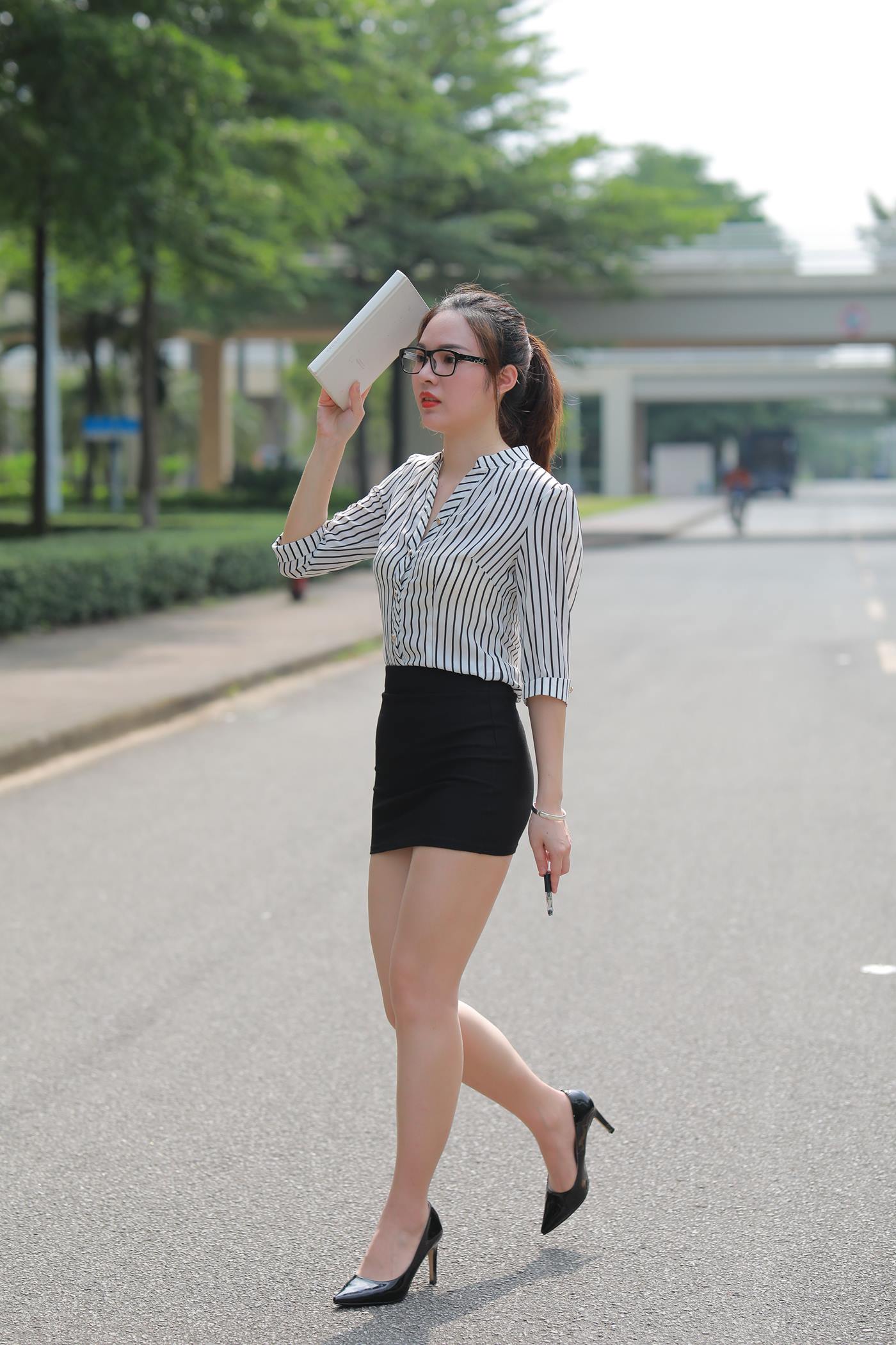 图片[5]-精选魔镜街拍 NO.020 至服包臀裙小解解1 户外 [94P]-草丛看图