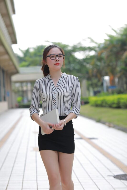 精选魔镜街拍 NO.020 至服包臀裙小解解1 户外 [94P]-草丛看图