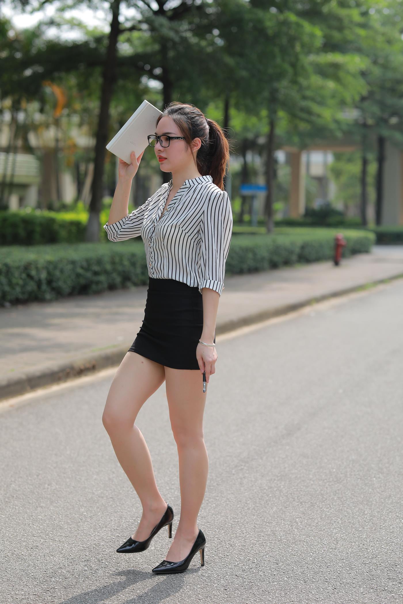 图片[8]-精选魔镜街拍 NO.020 至服包臀裙小解解1 户外 [94P]-草丛看图