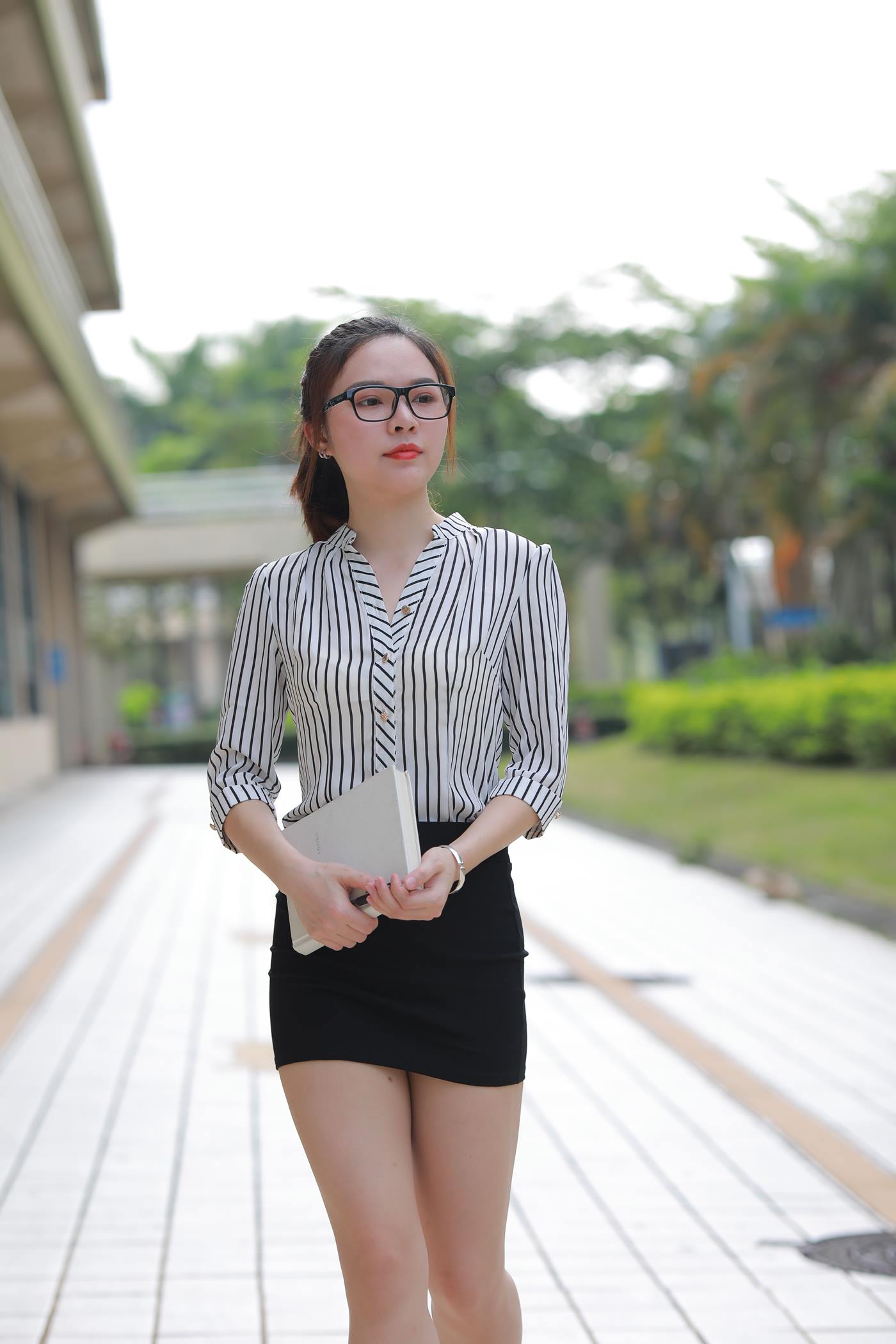 图片[1]-精选魔镜街拍 NO.020 至服包臀裙小解解1 户外 [94P]-草丛看图