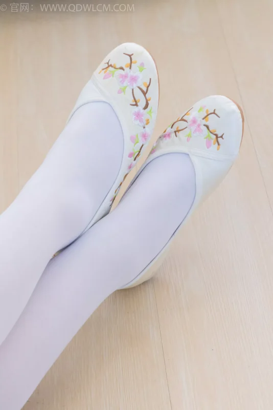 精选勿恋传媒 NO.2199 纱纱-阳光散落（盲盒2）[100P]-草丛看图