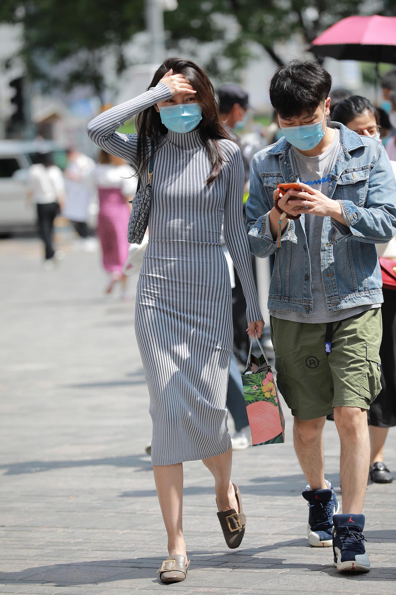 图片[7]-精选唯美街拍 NO.1228 玻璃街拍作品 – 连衣裙高挑女朋友[75P]-草丛看图