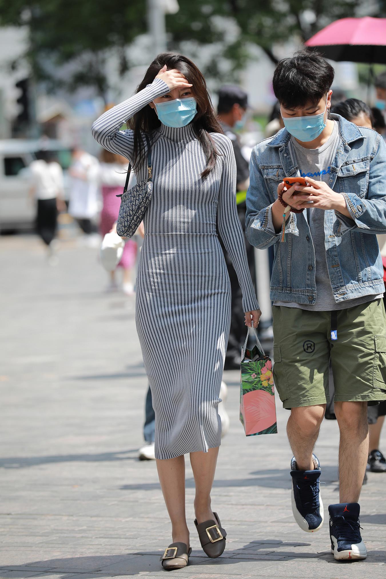 图片[8]-精选唯美街拍 NO.1228 玻璃街拍作品 – 连衣裙高挑女朋友[75P]-草丛看图