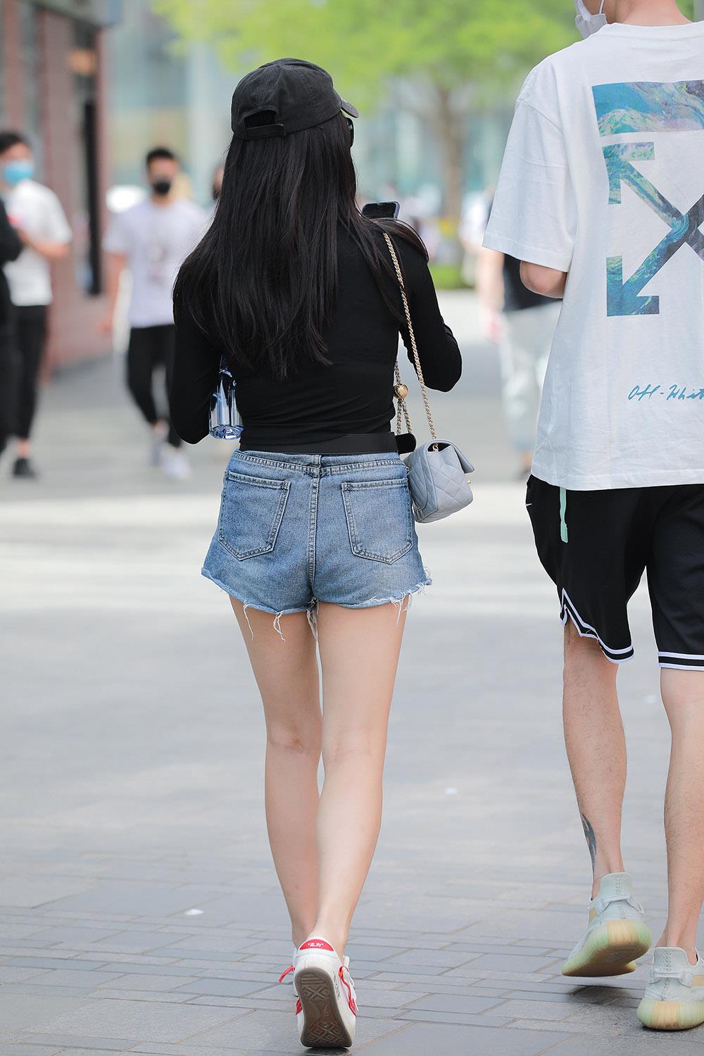 图片[2]-精选唯美街拍 NO.1262 四九城嘎子街拍作品 – 热裤漂亮小解解[51P]-草丛看图