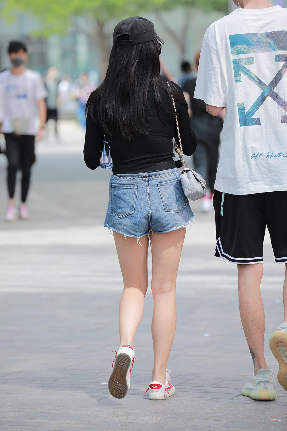 图片[3]-精选唯美街拍 NO.1262 四九城嘎子街拍作品 – 热裤漂亮小解解[51P]-草丛看图