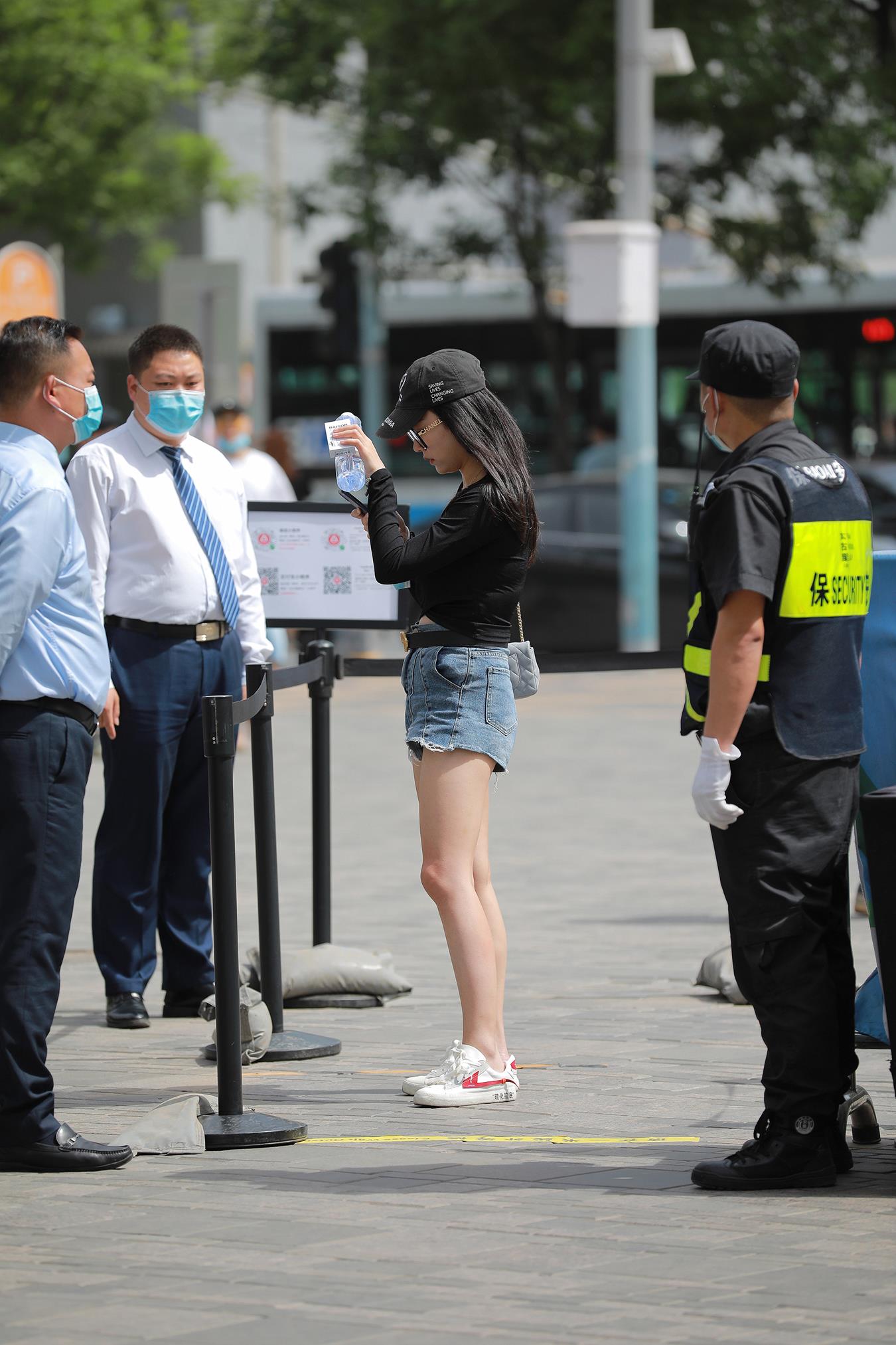 图片[5]-精选唯美街拍 NO.1262 四九城嘎子街拍作品 – 热裤漂亮小解解[51P]-草丛看图