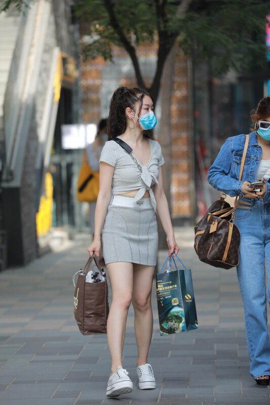 精选唯美街拍 NO.1219 玻璃街拍作品 – 灰色包臀裙小解解[43P]-草丛看图