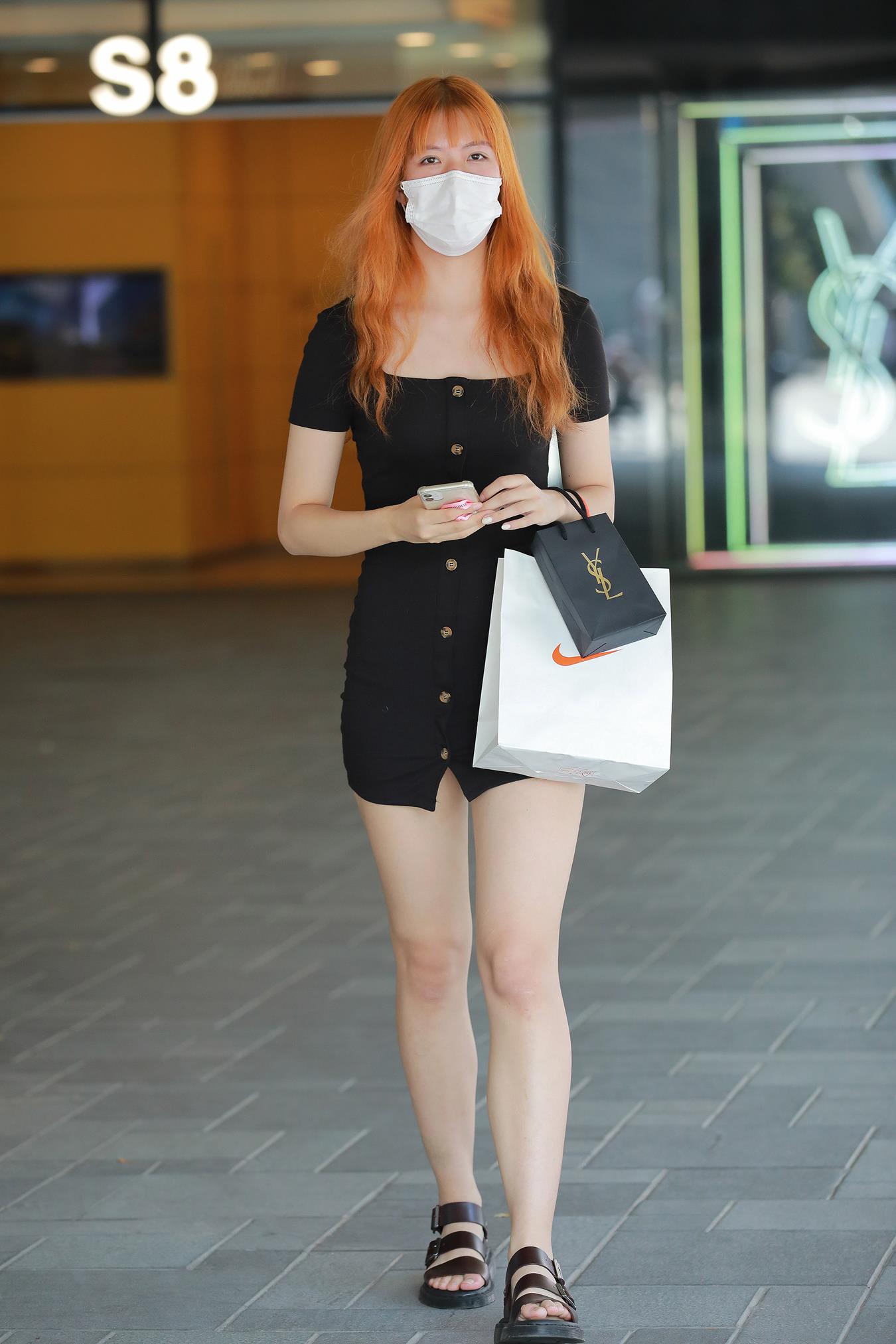 图片[1]-精选唯美街拍 NO.1218 玻璃街拍作品 – 黑色姓感包臀裙[131P]-草丛看图