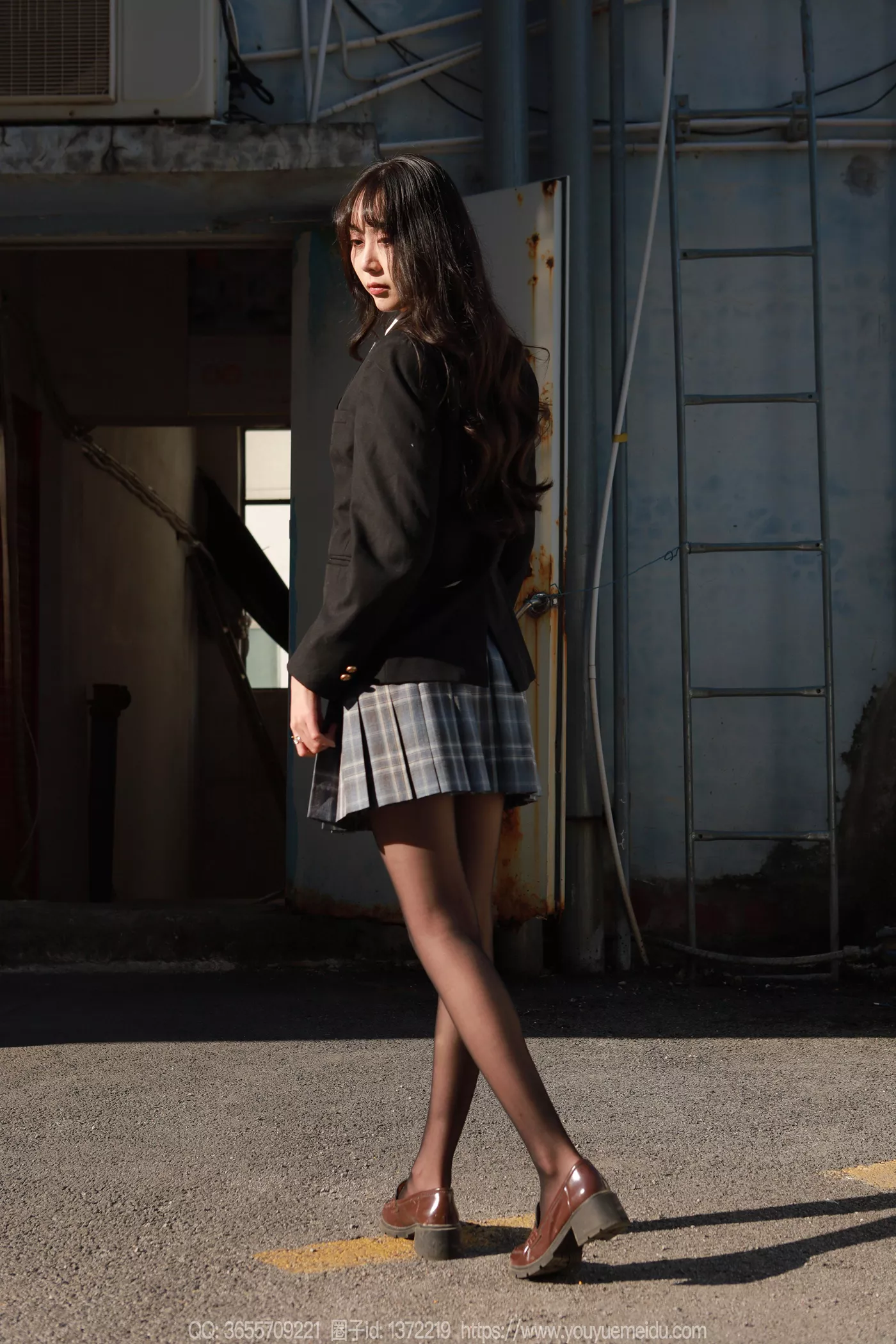 图片[7]-精选[IESS异思趣向] 2024.12.05 丝享家1916：团团《阳光黑丝》[88P]-草丛看图