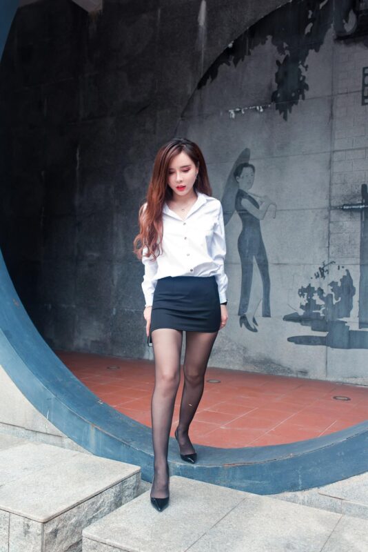 精选唯美街拍 NO.1284 御风街拍 午间休息的黑丝OL网荭艾小青[107P]-草丛看图