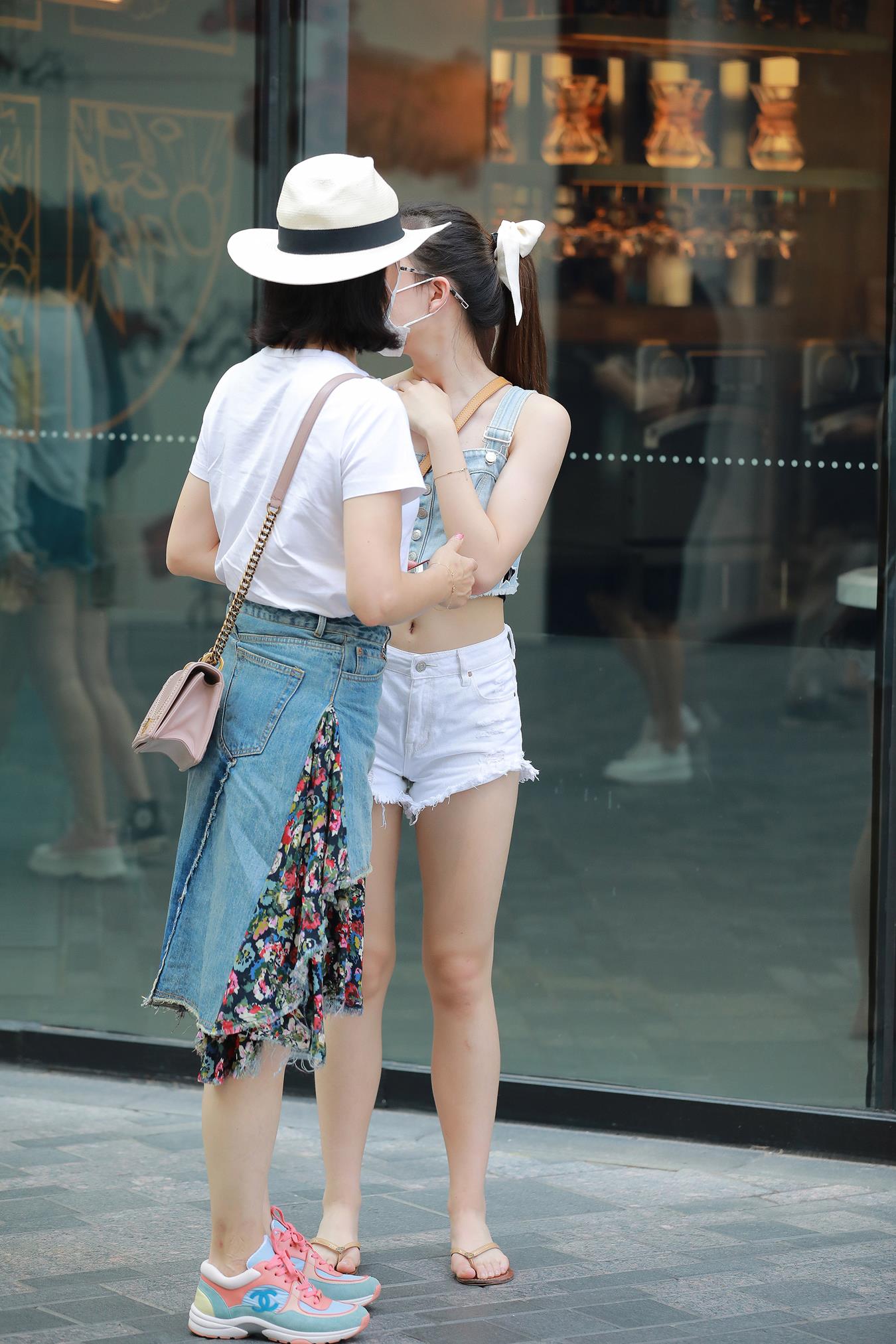 图片[4]-精选唯美街拍 NO.1226 玻璃街拍作品 – 热裤YY清纯小妹 （2）[84P]-草丛看图