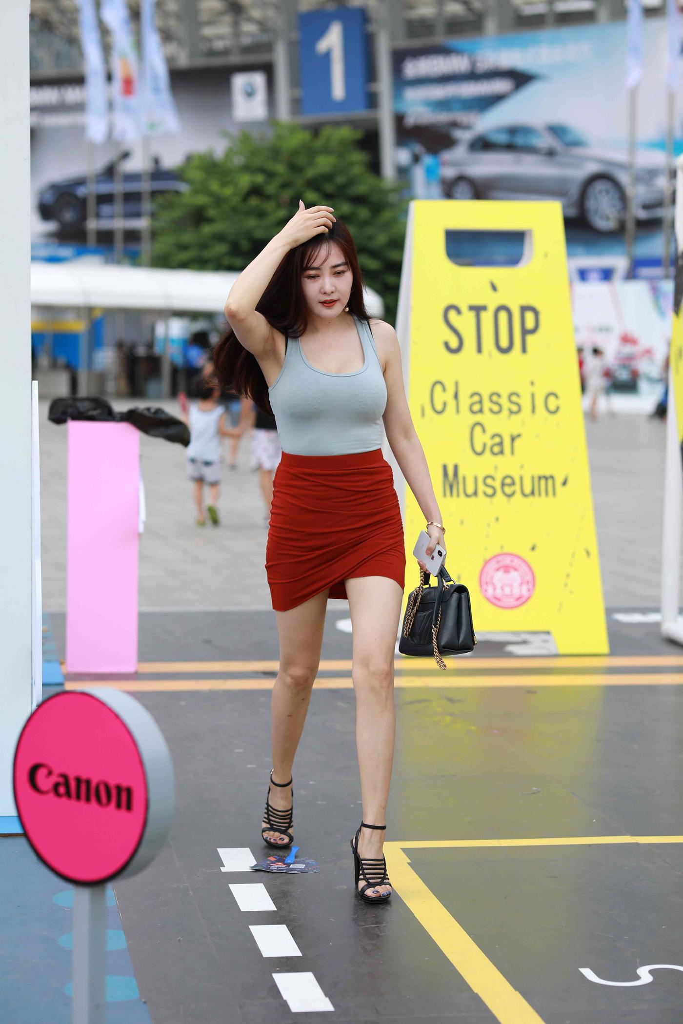 图片[2]-精选魔镜街拍 NO.011 街拍红裙小解解 [127P]-草丛看图