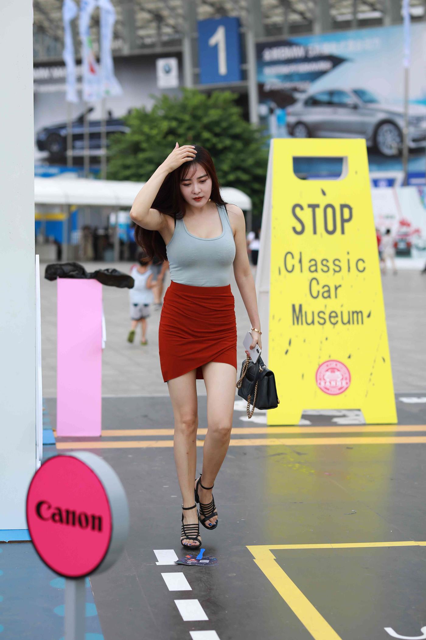 图片[1]-精选魔镜街拍 NO.011 街拍红裙小解解 [127P]-草丛看图