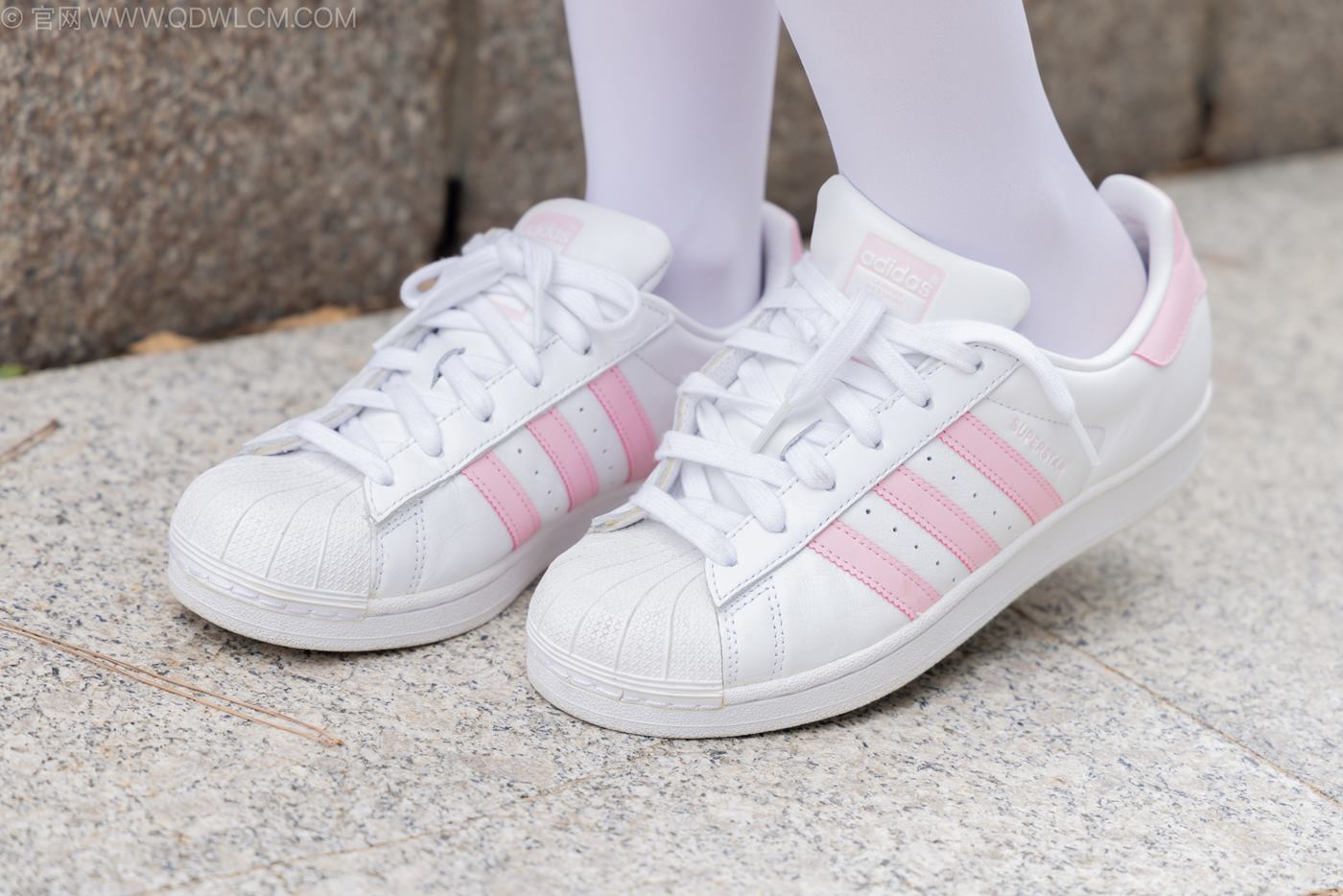 图片[2]-精选勿恋传媒 NO.2242 闪闪-板鞋、厚白丝、户外草地公园沙滩脱鞋丝袜走路剧情[114P]-草丛看图