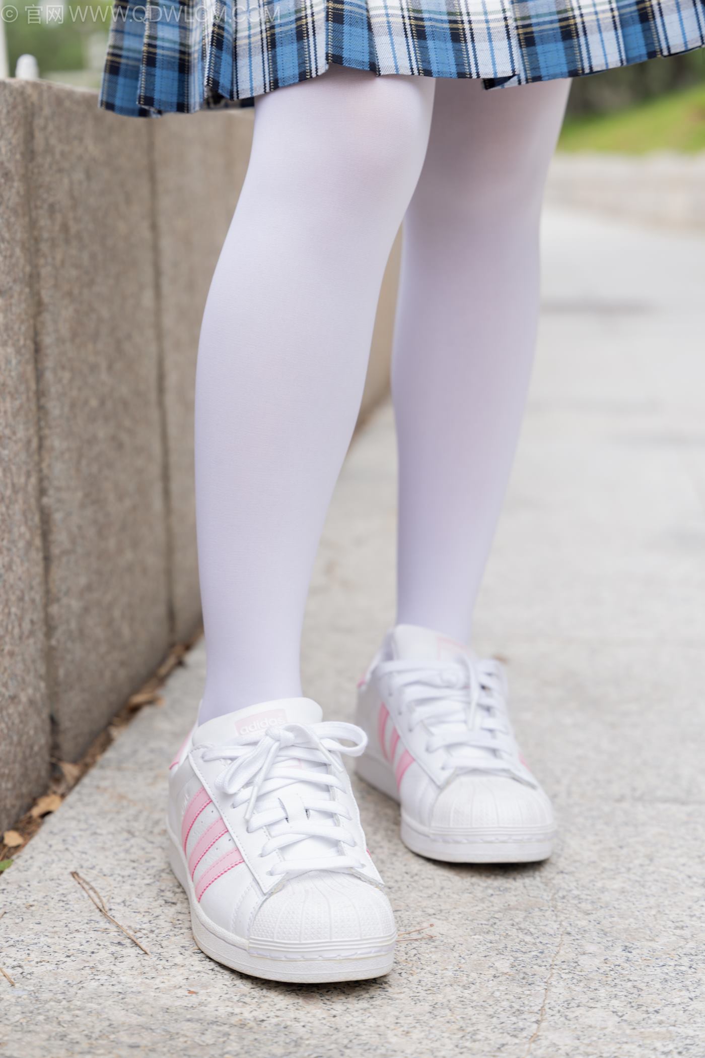 图片[3]-精选勿恋传媒 NO.2242 闪闪-板鞋、厚白丝、户外草地公园沙滩脱鞋丝袜走路剧情[114P]-草丛看图