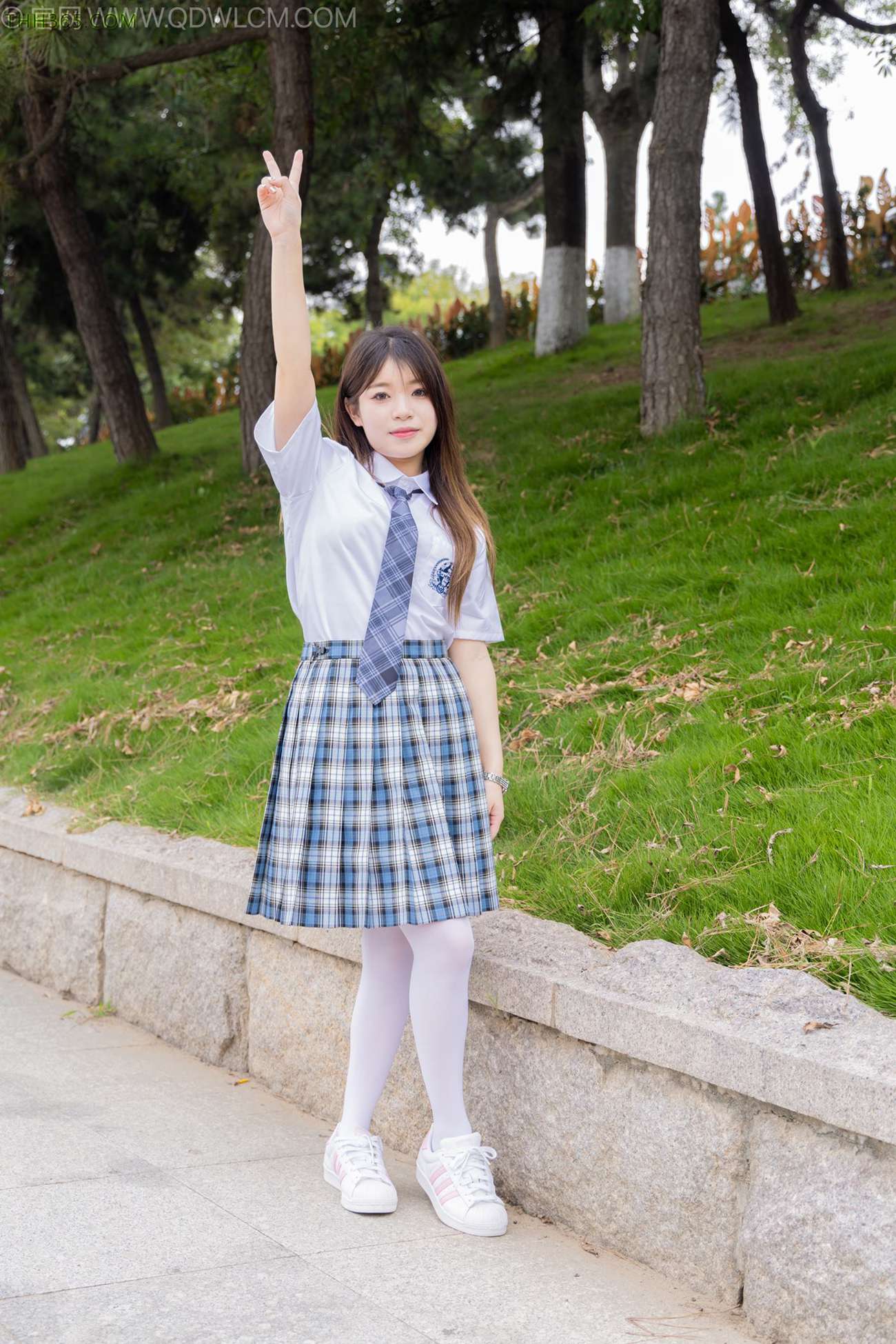 图片[5]-精选勿恋传媒 NO.2242 闪闪-板鞋、厚白丝、户外草地公园沙滩脱鞋丝袜走路剧情[114P]-草丛看图