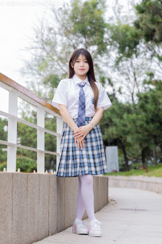 精选勿恋传媒 NO.2242 闪闪-板鞋、厚白丝、户外草地公园沙滩脱鞋丝袜走路剧情[114P]-草丛看图