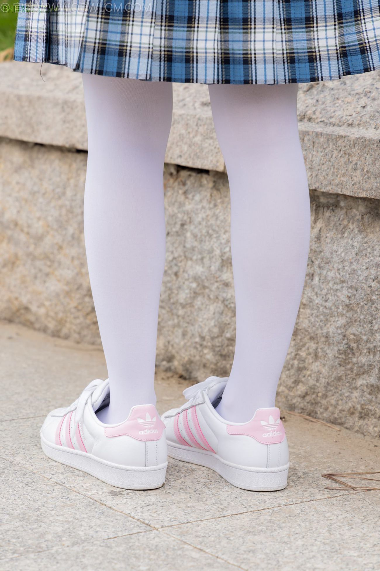 图片[7]-精选勿恋传媒 NO.2242 闪闪-板鞋、厚白丝、户外草地公园沙滩脱鞋丝袜走路剧情[114P]-草丛看图