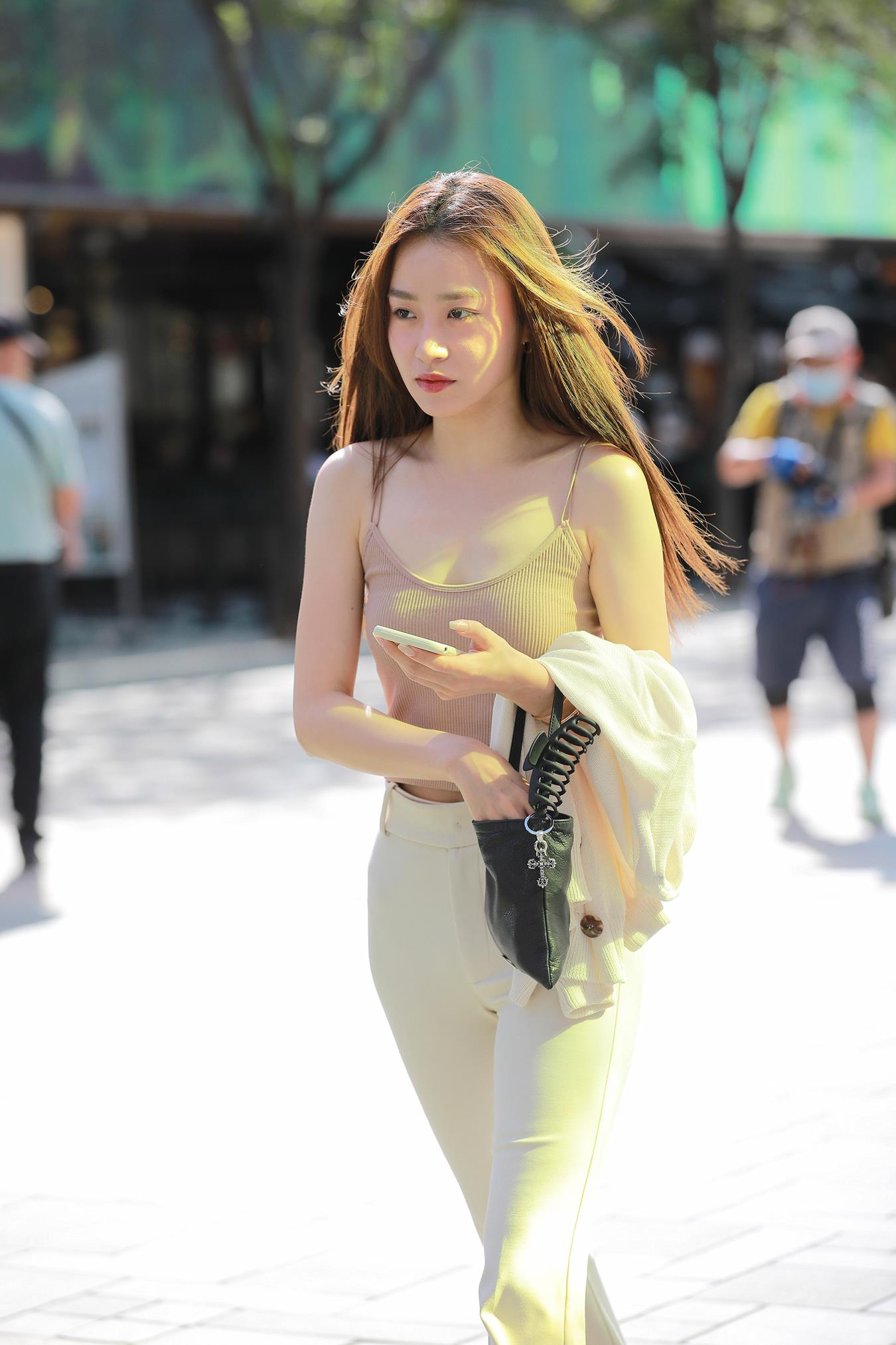 图片[2]-精选唯美街拍 NO.1229 玻璃街拍作品 – 姓感白色仅身裤[156P]-草丛看图