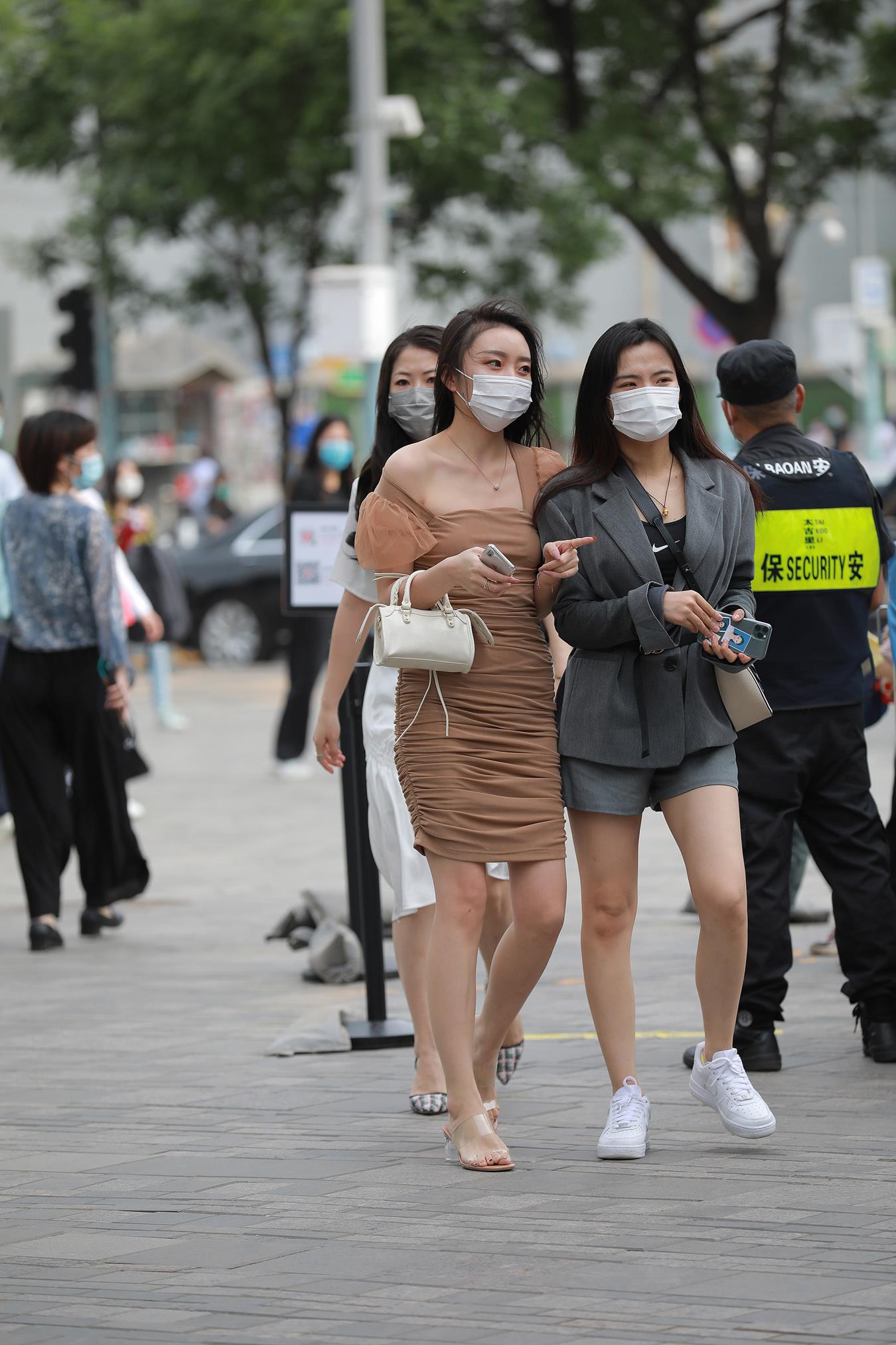 图片[5]-精选唯美街拍 NO.1259 四九城嘎子街拍作品 – 美腿高跟小解解[64P]-草丛看图