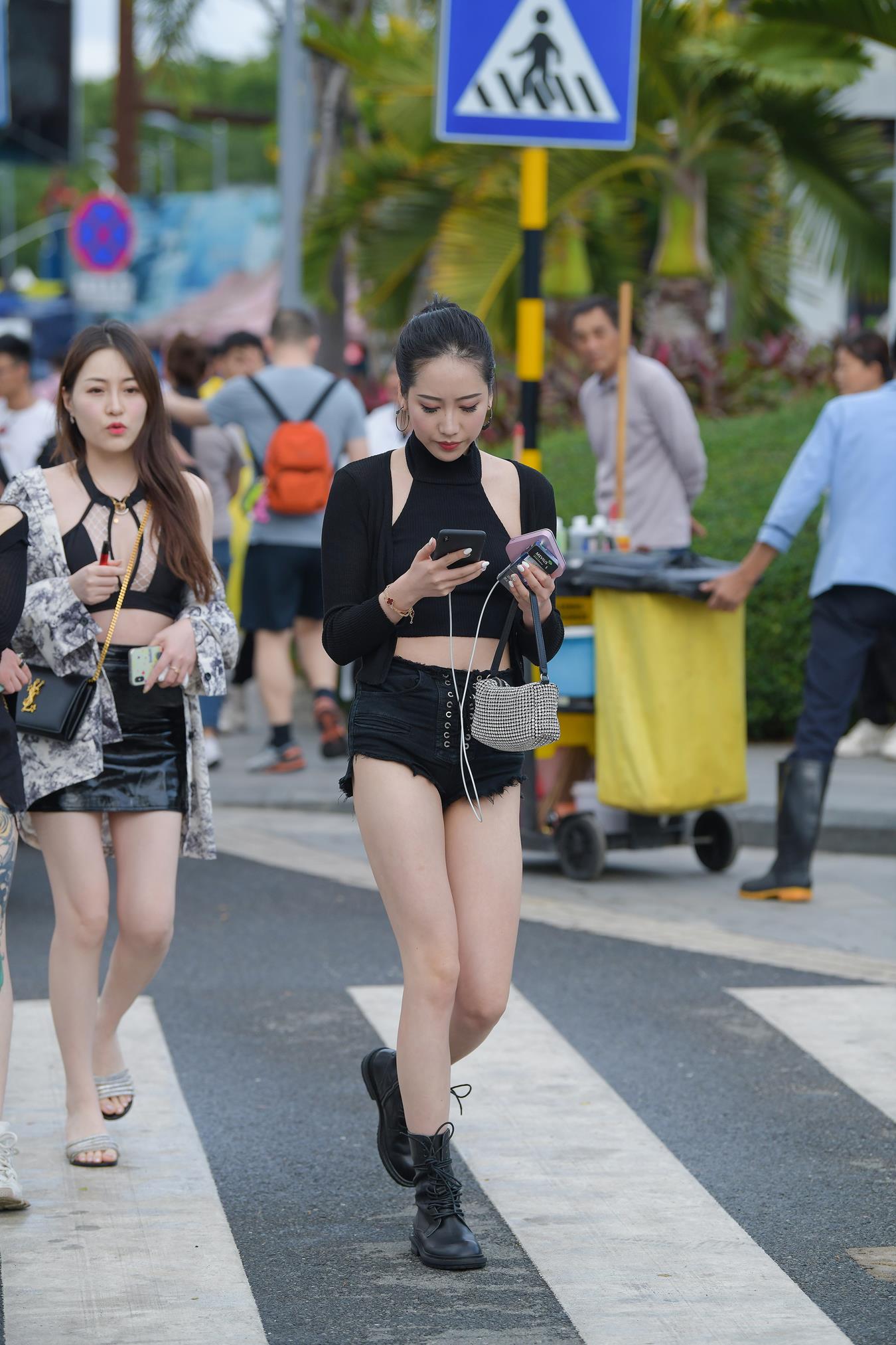 图片[2]-精选唯美街拍 NO.1235 视觉冲击街拍作品 – 姓感热裤，长腿美仁[34P]-草丛看图