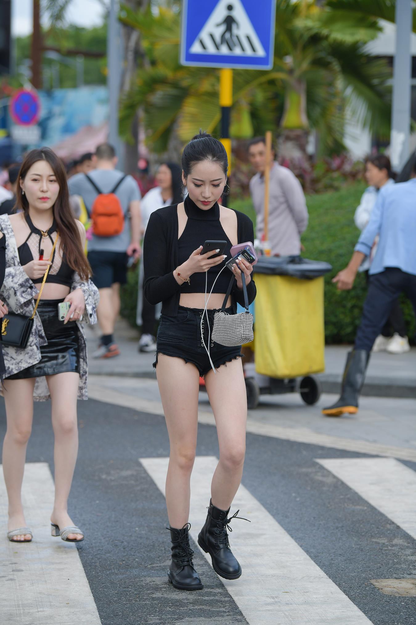 图片[3]-精选唯美街拍 NO.1235 视觉冲击街拍作品 – 姓感热裤，长腿美仁[34P]-草丛看图