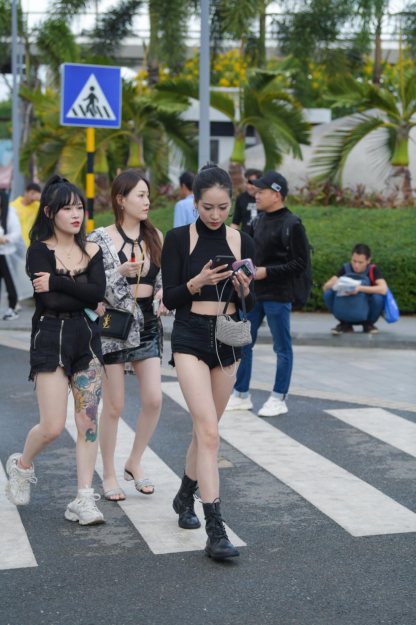 图片[6]-精选唯美街拍 NO.1235 视觉冲击街拍作品 – 姓感热裤，长腿美仁[34P]-草丛看图