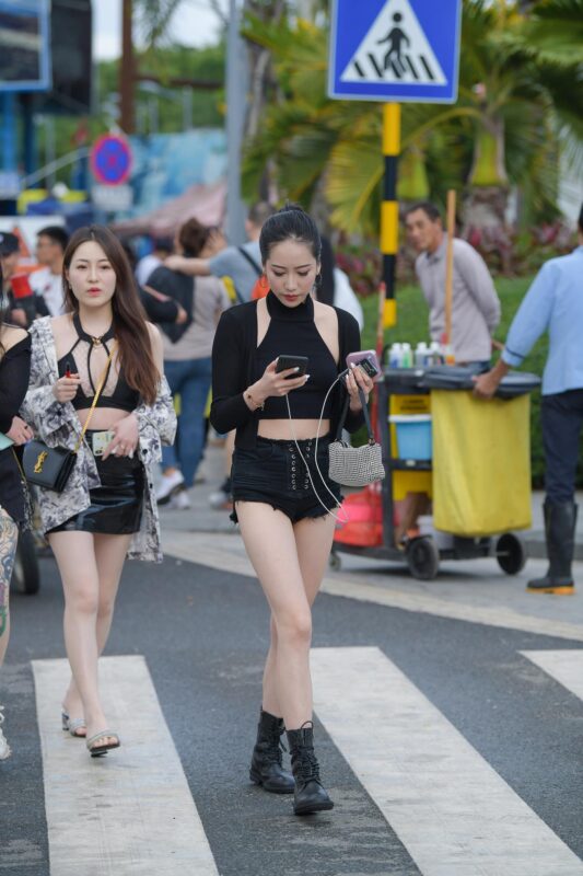 精选唯美街拍 NO.1235 视觉冲击街拍作品 – 姓感热裤，长腿美仁[34P]-草丛看图