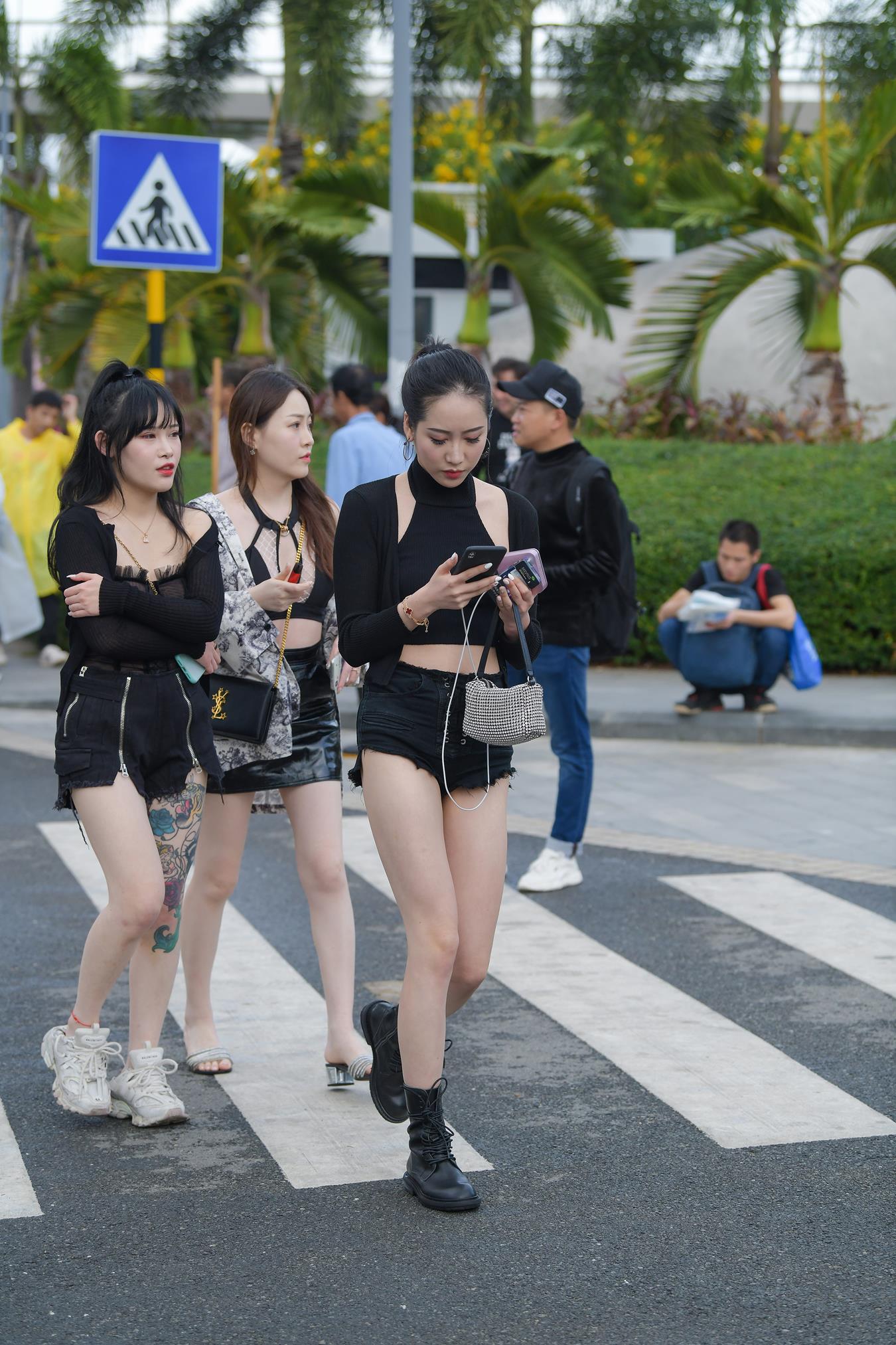 图片[7]-精选唯美街拍 NO.1235 视觉冲击街拍作品 – 姓感热裤，长腿美仁[34P]-草丛看图