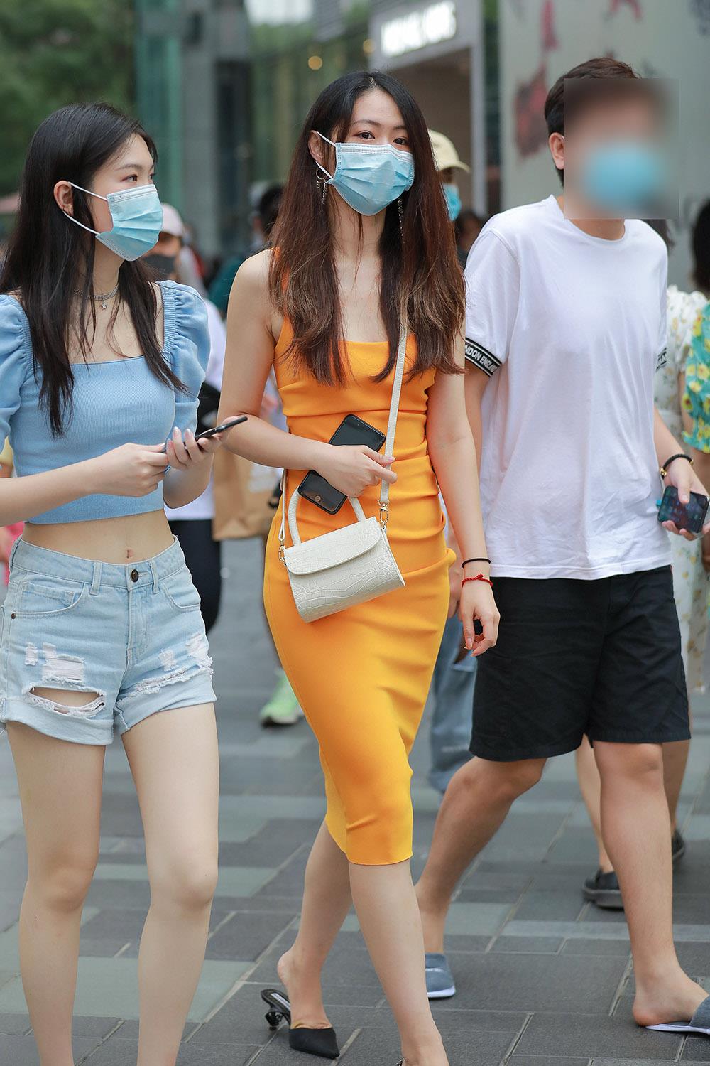 图片[8]-精选唯美街拍 NO.1254 四九城嘎子街拍作品 – 黄色包臀裙闺蜜[100P]-草丛看图