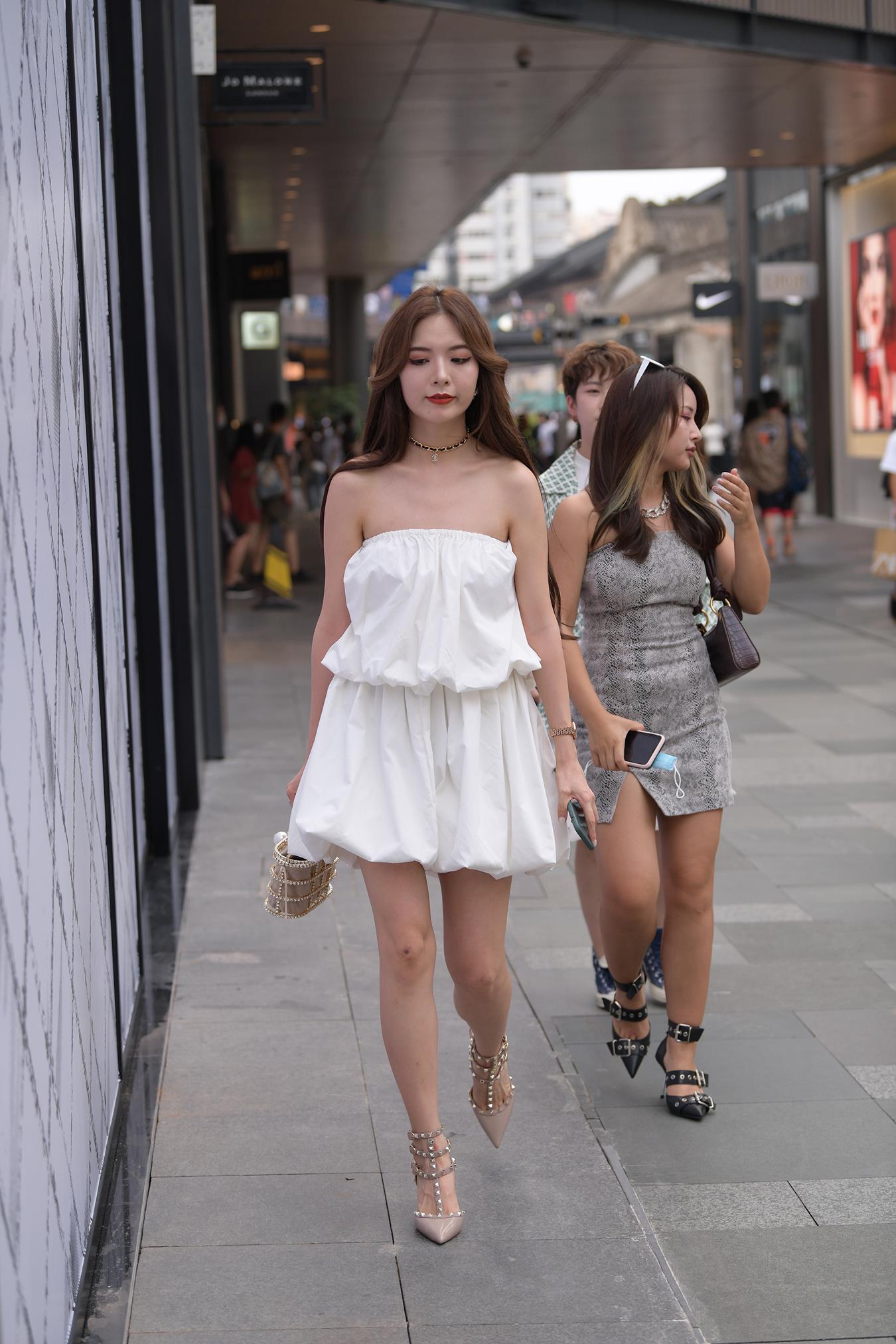 图片[3]-唯美街拍 NO.1267 视觉冲击街拍作品 – 她来了，她真的又来了[28P]-草丛看图