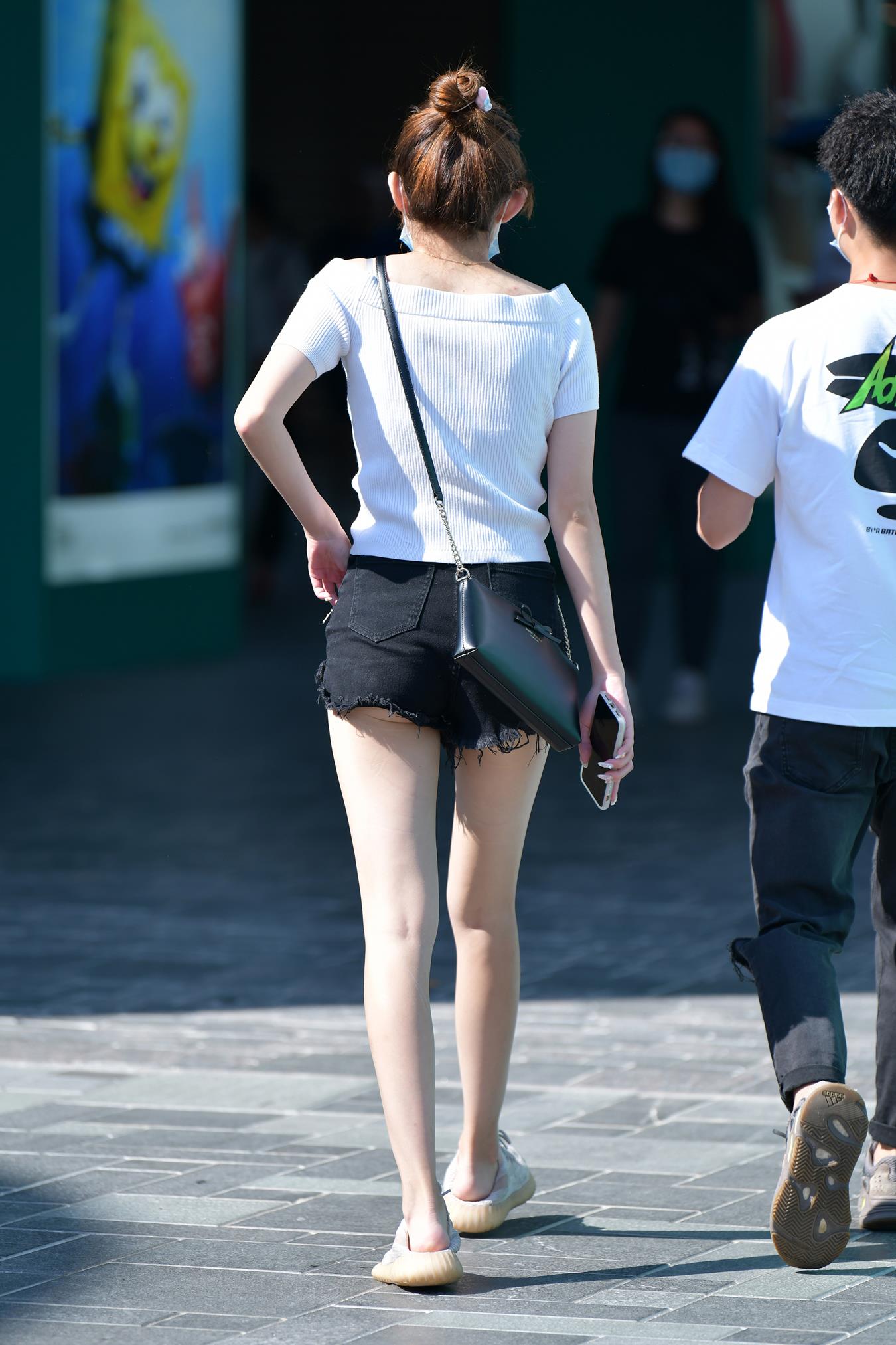 图片[2]-精选唯美街拍 NO.1236 小默街拍作品 – 牛仔热裤小美女[16P]-草丛看图