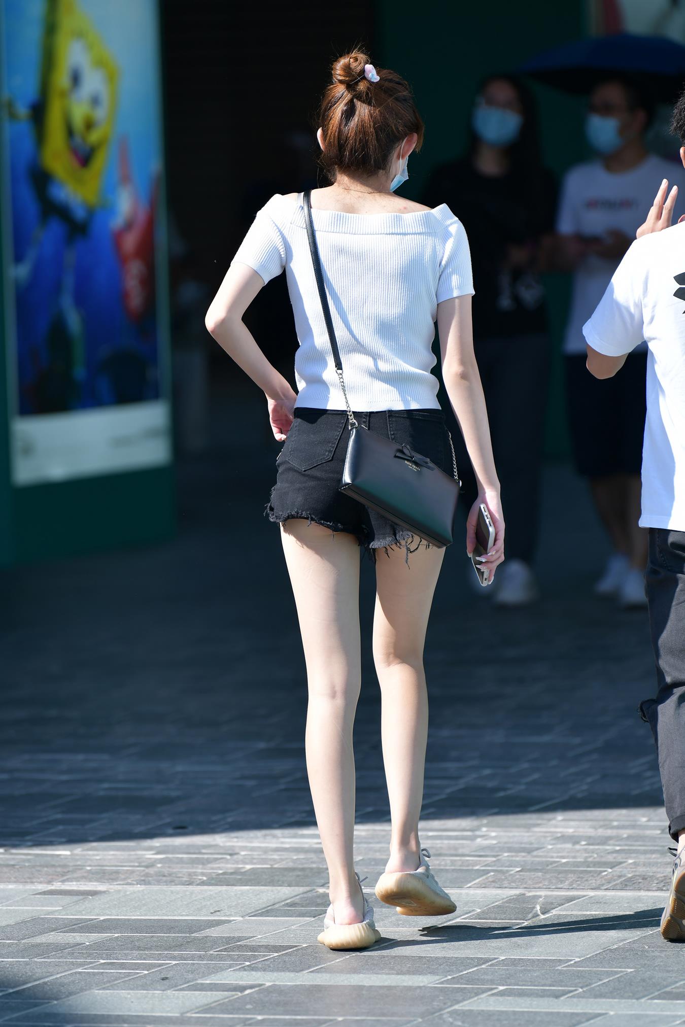 图片[4]-精选唯美街拍 NO.1236 小默街拍作品 – 牛仔热裤小美女[16P]-草丛看图